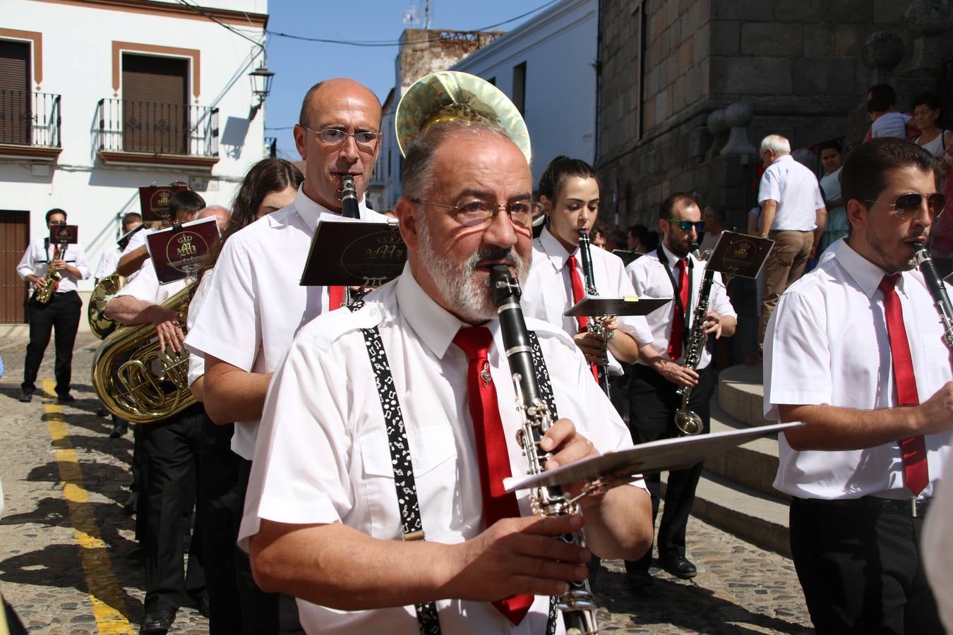 El popular 'Barrio Alto' vuelve, un año más, a lucir engalanado con motivo de la festividad de San Bartolomé, patrón de Jerez de los Caballeros. Ayer, vivía la primera jornada de su tradicional «velá» en la que el «diablo» fue el principal protagonista. Esta mañana, la fiesta continuaba con la procesión y los juegos populares. Autoridades civiles y religiosas, miembros de las diferentes hermandades y cofradías del municipio, la Agrupación Musical 'Nuestro Padre Jesús Nazareno', la Asociación Musical Jerez de los Caballeros y numerosos vecinos han acompañado a las imágenes de San Bartolomé y la Virgen del Reposo entre vítores. Mientras, los más pequeños han disfrutado con los juegos populares y las actividades acuáticas.