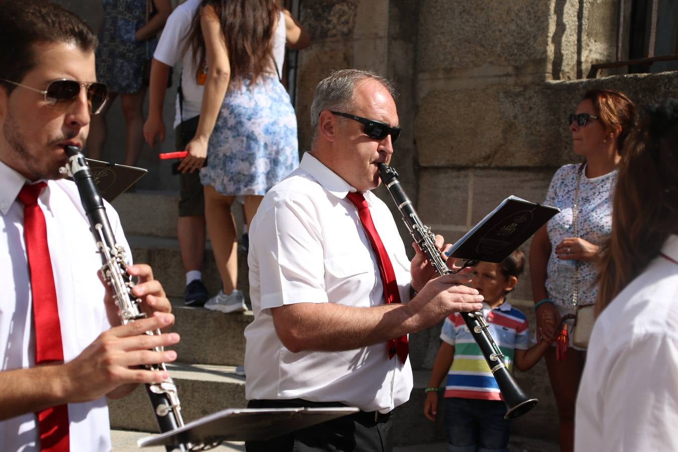 El popular 'Barrio Alto' vuelve, un año más, a lucir engalanado con motivo de la festividad de San Bartolomé, patrón de Jerez de los Caballeros. Ayer, vivía la primera jornada de su tradicional «velá» en la que el «diablo» fue el principal protagonista. Esta mañana, la fiesta continuaba con la procesión y los juegos populares. Autoridades civiles y religiosas, miembros de las diferentes hermandades y cofradías del municipio, la Agrupación Musical 'Nuestro Padre Jesús Nazareno', la Asociación Musical Jerez de los Caballeros y numerosos vecinos han acompañado a las imágenes de San Bartolomé y la Virgen del Reposo entre vítores. Mientras, los más pequeños han disfrutado con los juegos populares y las actividades acuáticas.