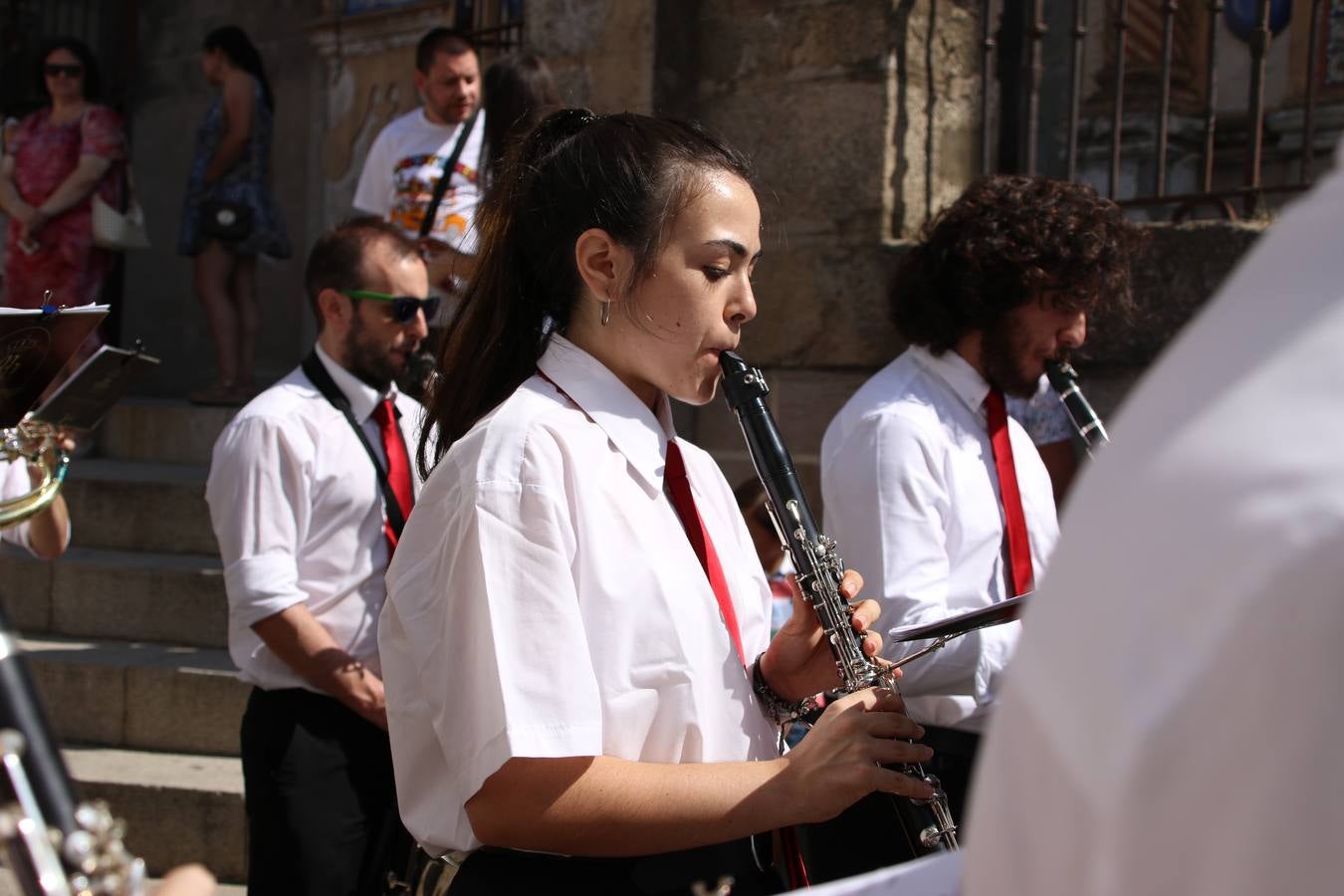 El popular 'Barrio Alto' vuelve, un año más, a lucir engalanado con motivo de la festividad de San Bartolomé, patrón de Jerez de los Caballeros. Ayer, vivía la primera jornada de su tradicional «velá» en la que el «diablo» fue el principal protagonista. Esta mañana, la fiesta continuaba con la procesión y los juegos populares. Autoridades civiles y religiosas, miembros de las diferentes hermandades y cofradías del municipio, la Agrupación Musical 'Nuestro Padre Jesús Nazareno', la Asociación Musical Jerez de los Caballeros y numerosos vecinos han acompañado a las imágenes de San Bartolomé y la Virgen del Reposo entre vítores. Mientras, los más pequeños han disfrutado con los juegos populares y las actividades acuáticas.