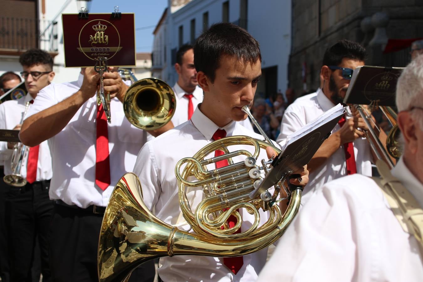 El popular 'Barrio Alto' vuelve, un año más, a lucir engalanado con motivo de la festividad de San Bartolomé, patrón de Jerez de los Caballeros. Ayer, vivía la primera jornada de su tradicional «velá» en la que el «diablo» fue el principal protagonista. Esta mañana, la fiesta continuaba con la procesión y los juegos populares. Autoridades civiles y religiosas, miembros de las diferentes hermandades y cofradías del municipio, la Agrupación Musical 'Nuestro Padre Jesús Nazareno', la Asociación Musical Jerez de los Caballeros y numerosos vecinos han acompañado a las imágenes de San Bartolomé y la Virgen del Reposo entre vítores. Mientras, los más pequeños han disfrutado con los juegos populares y las actividades acuáticas.