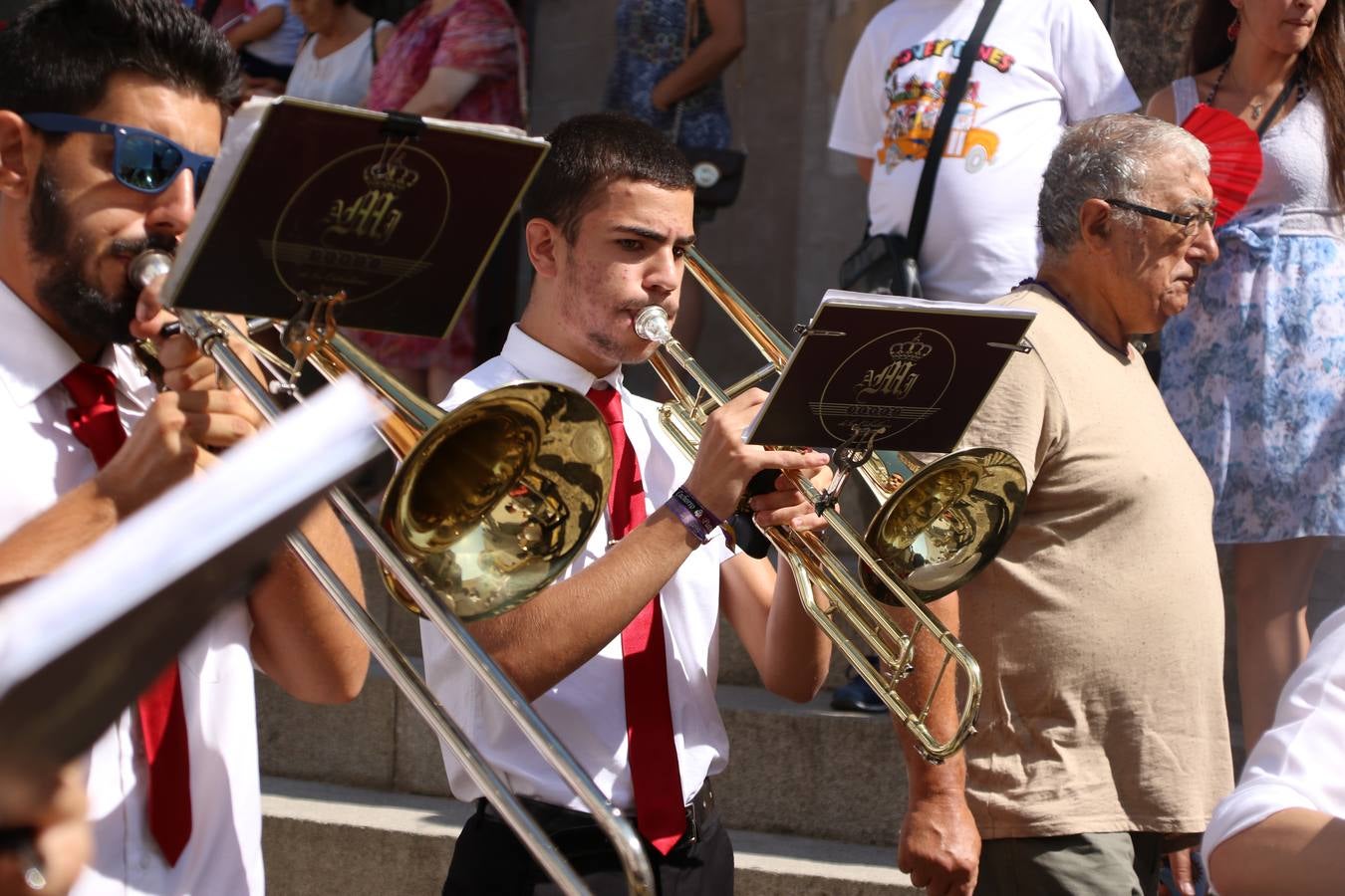 El popular 'Barrio Alto' vuelve, un año más, a lucir engalanado con motivo de la festividad de San Bartolomé, patrón de Jerez de los Caballeros. Ayer, vivía la primera jornada de su tradicional «velá» en la que el «diablo» fue el principal protagonista. Esta mañana, la fiesta continuaba con la procesión y los juegos populares. Autoridades civiles y religiosas, miembros de las diferentes hermandades y cofradías del municipio, la Agrupación Musical 'Nuestro Padre Jesús Nazareno', la Asociación Musical Jerez de los Caballeros y numerosos vecinos han acompañado a las imágenes de San Bartolomé y la Virgen del Reposo entre vítores. Mientras, los más pequeños han disfrutado con los juegos populares y las actividades acuáticas.