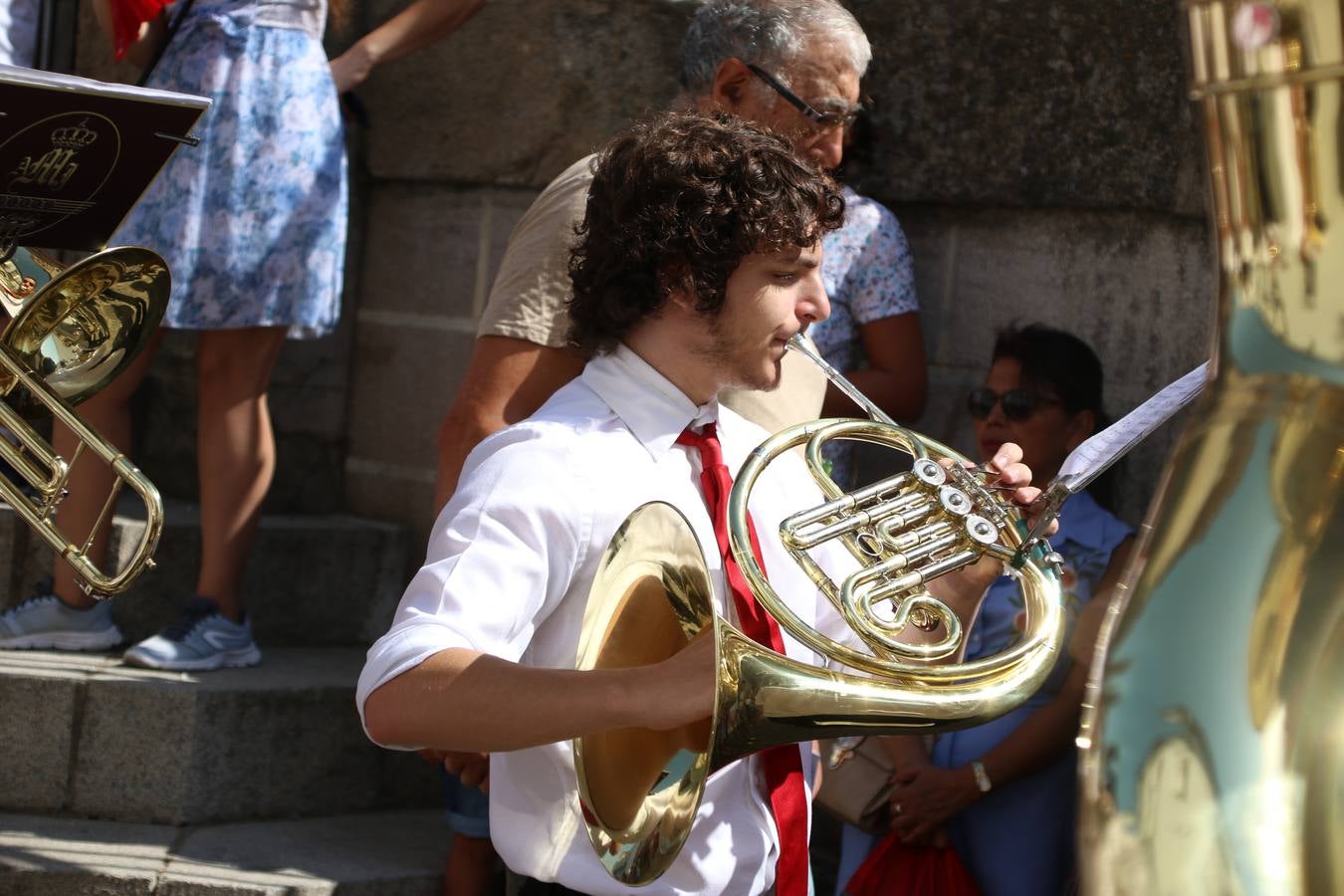 El popular 'Barrio Alto' vuelve, un año más, a lucir engalanado con motivo de la festividad de San Bartolomé, patrón de Jerez de los Caballeros. Ayer, vivía la primera jornada de su tradicional «velá» en la que el «diablo» fue el principal protagonista. Esta mañana, la fiesta continuaba con la procesión y los juegos populares. Autoridades civiles y religiosas, miembros de las diferentes hermandades y cofradías del municipio, la Agrupación Musical 'Nuestro Padre Jesús Nazareno', la Asociación Musical Jerez de los Caballeros y numerosos vecinos han acompañado a las imágenes de San Bartolomé y la Virgen del Reposo entre vítores. Mientras, los más pequeños han disfrutado con los juegos populares y las actividades acuáticas.