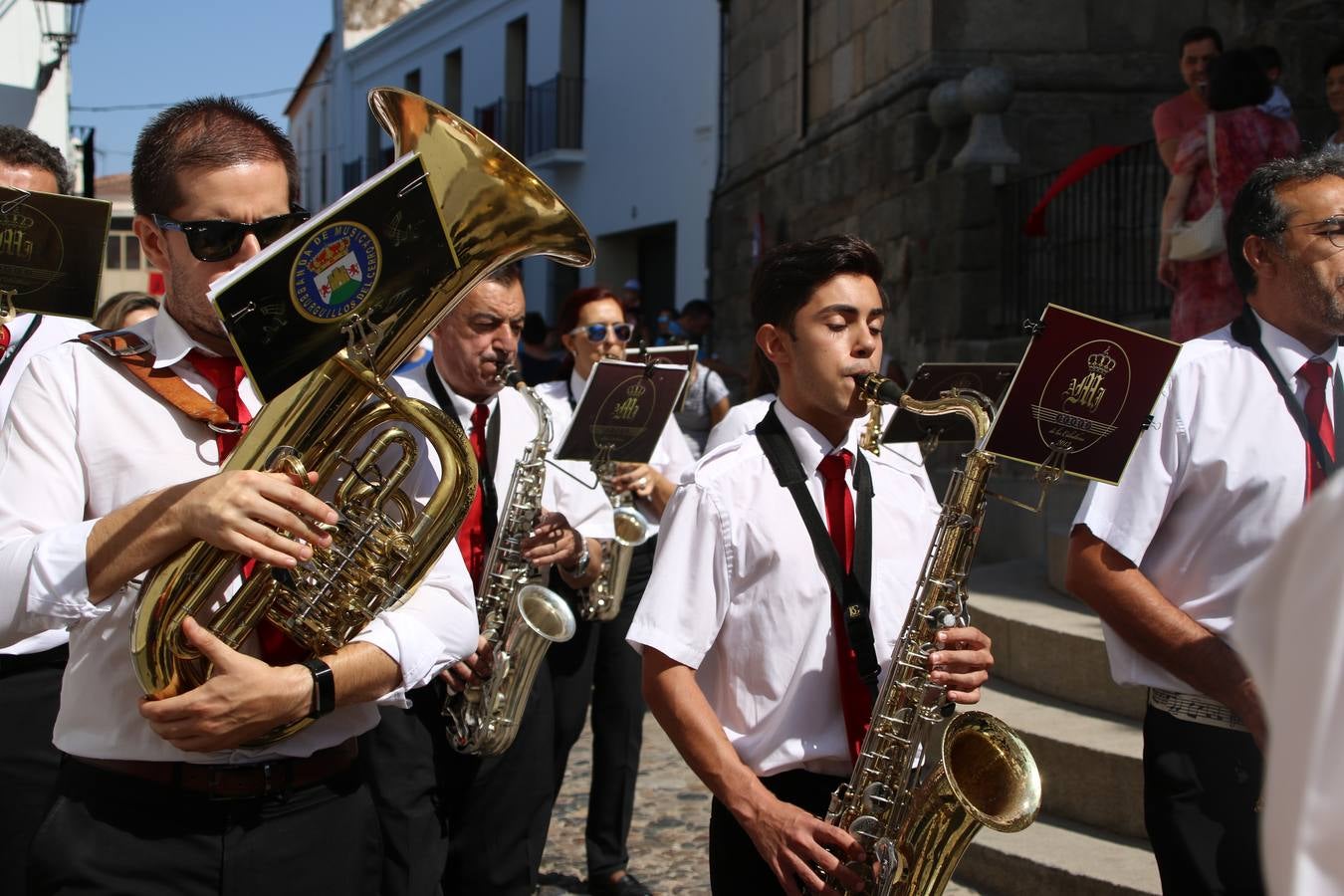 El popular 'Barrio Alto' vuelve, un año más, a lucir engalanado con motivo de la festividad de San Bartolomé, patrón de Jerez de los Caballeros. Ayer, vivía la primera jornada de su tradicional «velá» en la que el «diablo» fue el principal protagonista. Esta mañana, la fiesta continuaba con la procesión y los juegos populares. Autoridades civiles y religiosas, miembros de las diferentes hermandades y cofradías del municipio, la Agrupación Musical 'Nuestro Padre Jesús Nazareno', la Asociación Musical Jerez de los Caballeros y numerosos vecinos han acompañado a las imágenes de San Bartolomé y la Virgen del Reposo entre vítores. Mientras, los más pequeños han disfrutado con los juegos populares y las actividades acuáticas.