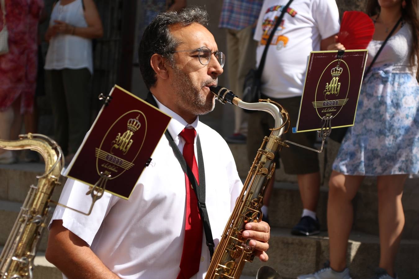 El popular 'Barrio Alto' vuelve, un año más, a lucir engalanado con motivo de la festividad de San Bartolomé, patrón de Jerez de los Caballeros. Ayer, vivía la primera jornada de su tradicional «velá» en la que el «diablo» fue el principal protagonista. Esta mañana, la fiesta continuaba con la procesión y los juegos populares. Autoridades civiles y religiosas, miembros de las diferentes hermandades y cofradías del municipio, la Agrupación Musical 'Nuestro Padre Jesús Nazareno', la Asociación Musical Jerez de los Caballeros y numerosos vecinos han acompañado a las imágenes de San Bartolomé y la Virgen del Reposo entre vítores. Mientras, los más pequeños han disfrutado con los juegos populares y las actividades acuáticas.