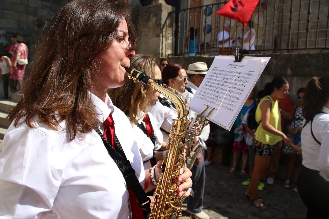 El popular 'Barrio Alto' vuelve, un año más, a lucir engalanado con motivo de la festividad de San Bartolomé, patrón de Jerez de los Caballeros. Ayer, vivía la primera jornada de su tradicional «velá» en la que el «diablo» fue el principal protagonista. Esta mañana, la fiesta continuaba con la procesión y los juegos populares. Autoridades civiles y religiosas, miembros de las diferentes hermandades y cofradías del municipio, la Agrupación Musical 'Nuestro Padre Jesús Nazareno', la Asociación Musical Jerez de los Caballeros y numerosos vecinos han acompañado a las imágenes de San Bartolomé y la Virgen del Reposo entre vítores. Mientras, los más pequeños han disfrutado con los juegos populares y las actividades acuáticas.