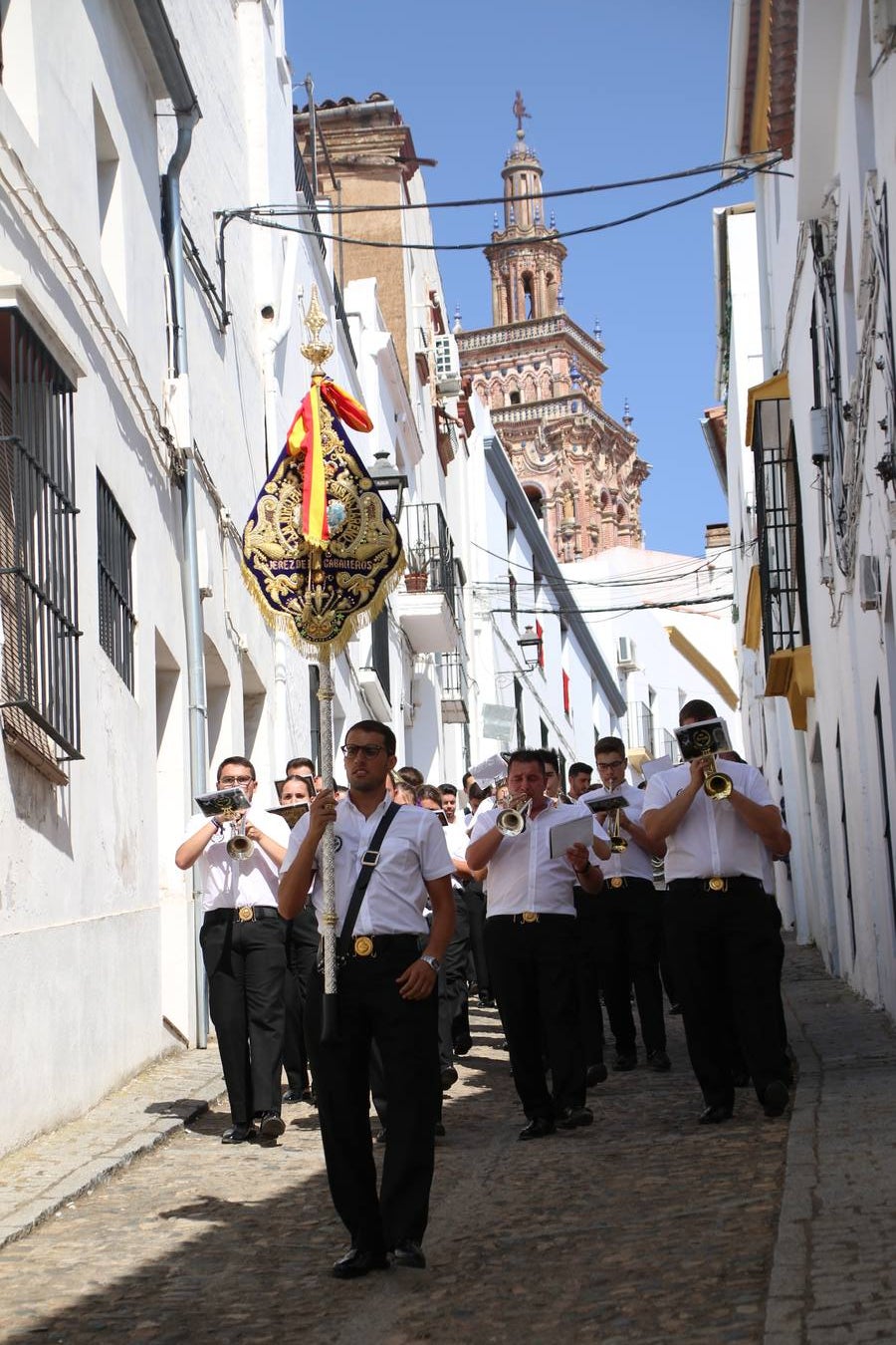 El popular 'Barrio Alto' vuelve, un año más, a lucir engalanado con motivo de la festividad de San Bartolomé, patrón de Jerez de los Caballeros. Ayer, vivía la primera jornada de su tradicional «velá» en la que el «diablo» fue el principal protagonista. Esta mañana, la fiesta continuaba con la procesión y los juegos populares. Autoridades civiles y religiosas, miembros de las diferentes hermandades y cofradías del municipio, la Agrupación Musical 'Nuestro Padre Jesús Nazareno', la Asociación Musical Jerez de los Caballeros y numerosos vecinos han acompañado a las imágenes de San Bartolomé y la Virgen del Reposo entre vítores. Mientras, los más pequeños han disfrutado con los juegos populares y las actividades acuáticas.