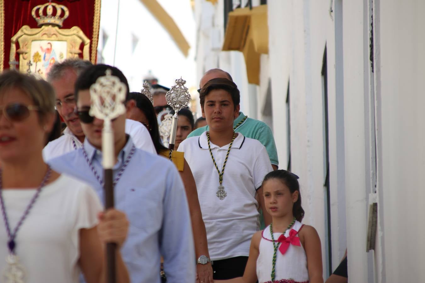 El popular 'Barrio Alto' vuelve, un año más, a lucir engalanado con motivo de la festividad de San Bartolomé, patrón de Jerez de los Caballeros. Ayer, vivía la primera jornada de su tradicional «velá» en la que el «diablo» fue el principal protagonista. Esta mañana, la fiesta continuaba con la procesión y los juegos populares. Autoridades civiles y religiosas, miembros de las diferentes hermandades y cofradías del municipio, la Agrupación Musical 'Nuestro Padre Jesús Nazareno', la Asociación Musical Jerez de los Caballeros y numerosos vecinos han acompañado a las imágenes de San Bartolomé y la Virgen del Reposo entre vítores. Mientras, los más pequeños han disfrutado con los juegos populares y las actividades acuáticas.