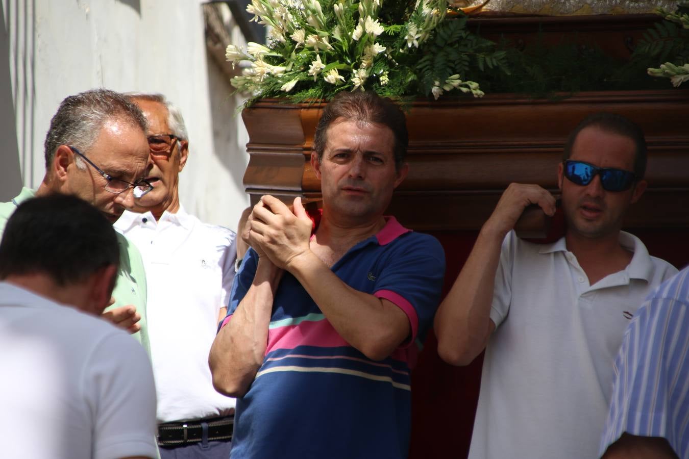 El popular 'Barrio Alto' vuelve, un año más, a lucir engalanado con motivo de la festividad de San Bartolomé, patrón de Jerez de los Caballeros. Ayer, vivía la primera jornada de su tradicional «velá» en la que el «diablo» fue el principal protagonista. Esta mañana, la fiesta continuaba con la procesión y los juegos populares. Autoridades civiles y religiosas, miembros de las diferentes hermandades y cofradías del municipio, la Agrupación Musical 'Nuestro Padre Jesús Nazareno', la Asociación Musical Jerez de los Caballeros y numerosos vecinos han acompañado a las imágenes de San Bartolomé y la Virgen del Reposo entre vítores. Mientras, los más pequeños han disfrutado con los juegos populares y las actividades acuáticas.