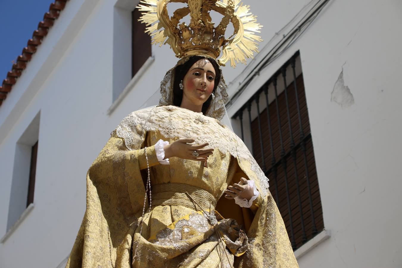 El popular 'Barrio Alto' vuelve, un año más, a lucir engalanado con motivo de la festividad de San Bartolomé, patrón de Jerez de los Caballeros. Ayer, vivía la primera jornada de su tradicional «velá» en la que el «diablo» fue el principal protagonista. Esta mañana, la fiesta continuaba con la procesión y los juegos populares. Autoridades civiles y religiosas, miembros de las diferentes hermandades y cofradías del municipio, la Agrupación Musical 'Nuestro Padre Jesús Nazareno', la Asociación Musical Jerez de los Caballeros y numerosos vecinos han acompañado a las imágenes de San Bartolomé y la Virgen del Reposo entre vítores. Mientras, los más pequeños han disfrutado con los juegos populares y las actividades acuáticas.
