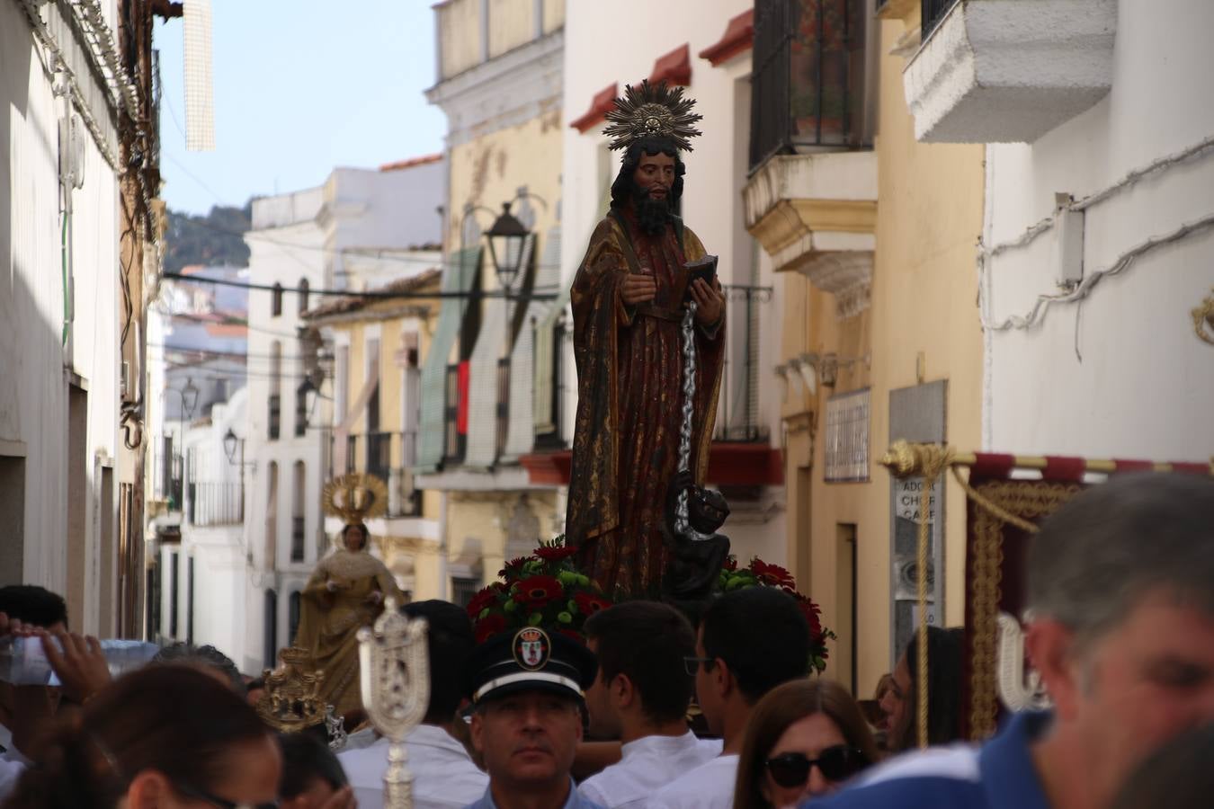 El popular 'Barrio Alto' vuelve, un año más, a lucir engalanado con motivo de la festividad de San Bartolomé, patrón de Jerez de los Caballeros. Ayer, vivía la primera jornada de su tradicional «velá» en la que el «diablo» fue el principal protagonista. Esta mañana, la fiesta continuaba con la procesión y los juegos populares. Autoridades civiles y religiosas, miembros de las diferentes hermandades y cofradías del municipio, la Agrupación Musical 'Nuestro Padre Jesús Nazareno', la Asociación Musical Jerez de los Caballeros y numerosos vecinos han acompañado a las imágenes de San Bartolomé y la Virgen del Reposo entre vítores. Mientras, los más pequeños han disfrutado con los juegos populares y las actividades acuáticas.