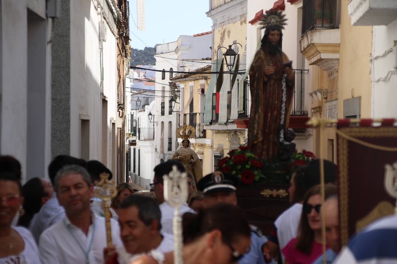 El popular 'Barrio Alto' vuelve, un año más, a lucir engalanado con motivo de la festividad de San Bartolomé, patrón de Jerez de los Caballeros. Ayer, vivía la primera jornada de su tradicional «velá» en la que el «diablo» fue el principal protagonista. Esta mañana, la fiesta continuaba con la procesión y los juegos populares. Autoridades civiles y religiosas, miembros de las diferentes hermandades y cofradías del municipio, la Agrupación Musical 'Nuestro Padre Jesús Nazareno', la Asociación Musical Jerez de los Caballeros y numerosos vecinos han acompañado a las imágenes de San Bartolomé y la Virgen del Reposo entre vítores. Mientras, los más pequeños han disfrutado con los juegos populares y las actividades acuáticas.