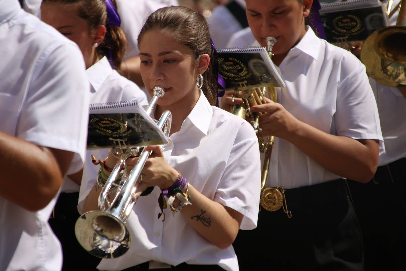 El popular 'Barrio Alto' vuelve, un año más, a lucir engalanado con motivo de la festividad de San Bartolomé, patrón de Jerez de los Caballeros. Ayer, vivía la primera jornada de su tradicional «velá» en la que el «diablo» fue el principal protagonista. Esta mañana, la fiesta continuaba con la procesión y los juegos populares. Autoridades civiles y religiosas, miembros de las diferentes hermandades y cofradías del municipio, la Agrupación Musical 'Nuestro Padre Jesús Nazareno', la Asociación Musical Jerez de los Caballeros y numerosos vecinos han acompañado a las imágenes de San Bartolomé y la Virgen del Reposo entre vítores. Mientras, los más pequeños han disfrutado con los juegos populares y las actividades acuáticas.