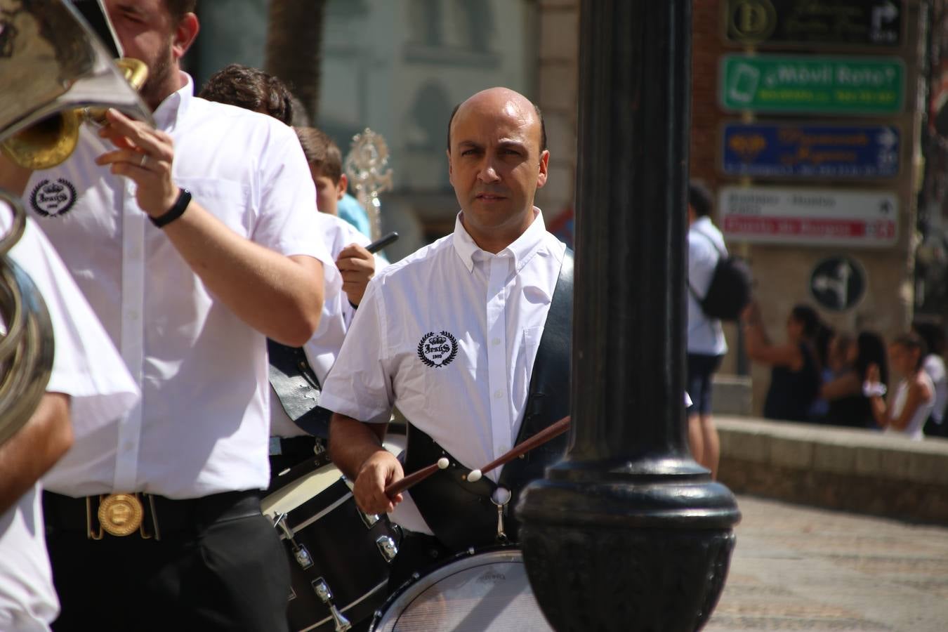 El popular 'Barrio Alto' vuelve, un año más, a lucir engalanado con motivo de la festividad de San Bartolomé, patrón de Jerez de los Caballeros. Ayer, vivía la primera jornada de su tradicional «velá» en la que el «diablo» fue el principal protagonista. Esta mañana, la fiesta continuaba con la procesión y los juegos populares. Autoridades civiles y religiosas, miembros de las diferentes hermandades y cofradías del municipio, la Agrupación Musical 'Nuestro Padre Jesús Nazareno', la Asociación Musical Jerez de los Caballeros y numerosos vecinos han acompañado a las imágenes de San Bartolomé y la Virgen del Reposo entre vítores. Mientras, los más pequeños han disfrutado con los juegos populares y las actividades acuáticas.