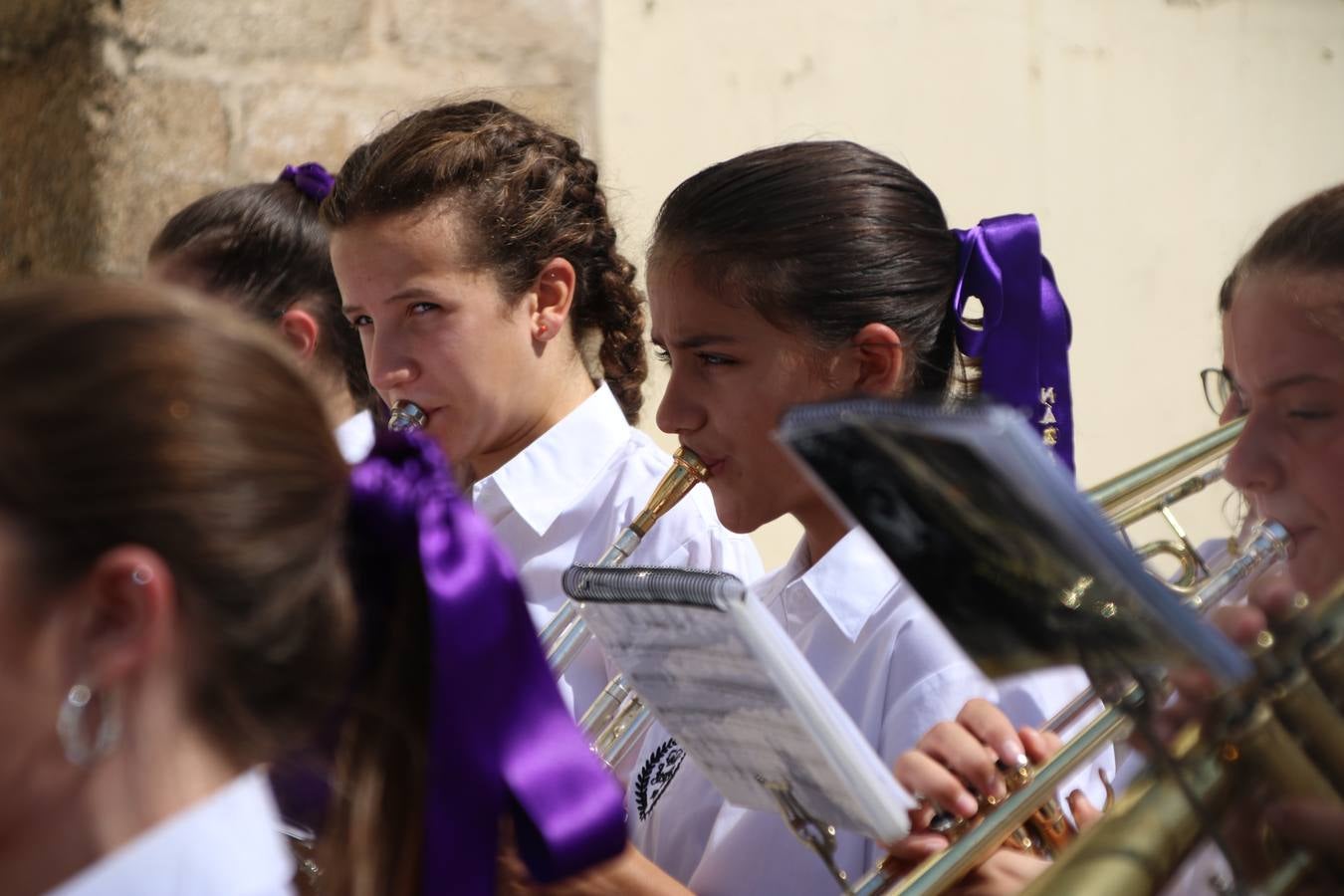 El popular 'Barrio Alto' vuelve, un año más, a lucir engalanado con motivo de la festividad de San Bartolomé, patrón de Jerez de los Caballeros. Ayer, vivía la primera jornada de su tradicional «velá» en la que el «diablo» fue el principal protagonista. Esta mañana, la fiesta continuaba con la procesión y los juegos populares. Autoridades civiles y religiosas, miembros de las diferentes hermandades y cofradías del municipio, la Agrupación Musical 'Nuestro Padre Jesús Nazareno', la Asociación Musical Jerez de los Caballeros y numerosos vecinos han acompañado a las imágenes de San Bartolomé y la Virgen del Reposo entre vítores. Mientras, los más pequeños han disfrutado con los juegos populares y las actividades acuáticas.