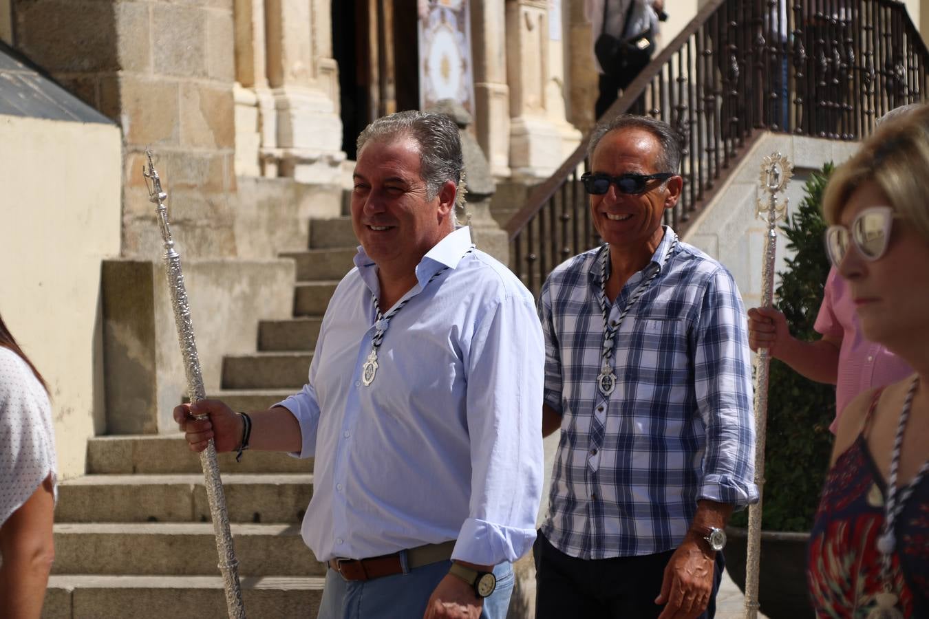 El popular 'Barrio Alto' vuelve, un año más, a lucir engalanado con motivo de la festividad de San Bartolomé, patrón de Jerez de los Caballeros. Ayer, vivía la primera jornada de su tradicional «velá» en la que el «diablo» fue el principal protagonista. Esta mañana, la fiesta continuaba con la procesión y los juegos populares. Autoridades civiles y religiosas, miembros de las diferentes hermandades y cofradías del municipio, la Agrupación Musical 'Nuestro Padre Jesús Nazareno', la Asociación Musical Jerez de los Caballeros y numerosos vecinos han acompañado a las imágenes de San Bartolomé y la Virgen del Reposo entre vítores. Mientras, los más pequeños han disfrutado con los juegos populares y las actividades acuáticas.