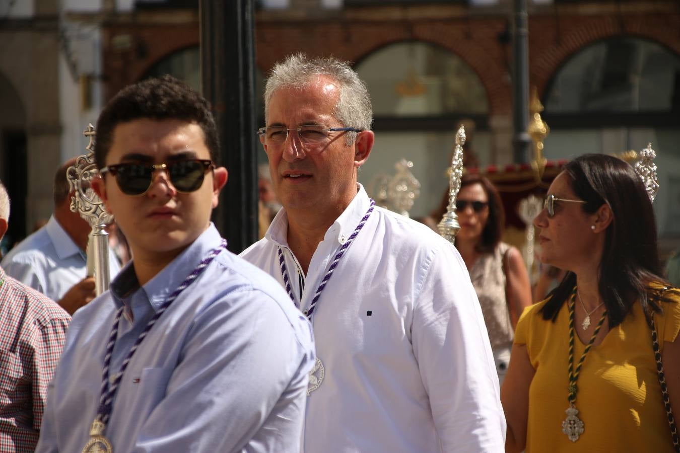 El popular 'Barrio Alto' vuelve, un año más, a lucir engalanado con motivo de la festividad de San Bartolomé, patrón de Jerez de los Caballeros. Ayer, vivía la primera jornada de su tradicional «velá» en la que el «diablo» fue el principal protagonista. Esta mañana, la fiesta continuaba con la procesión y los juegos populares. Autoridades civiles y religiosas, miembros de las diferentes hermandades y cofradías del municipio, la Agrupación Musical 'Nuestro Padre Jesús Nazareno', la Asociación Musical Jerez de los Caballeros y numerosos vecinos han acompañado a las imágenes de San Bartolomé y la Virgen del Reposo entre vítores. Mientras, los más pequeños han disfrutado con los juegos populares y las actividades acuáticas.