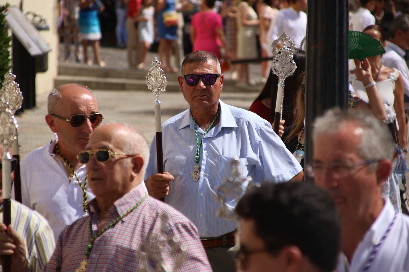 El popular 'Barrio Alto' vuelve, un año más, a lucir engalanado con motivo de la festividad de San Bartolomé, patrón de Jerez de los Caballeros. Ayer, vivía la primera jornada de su tradicional «velá» en la que el «diablo» fue el principal protagonista. Esta mañana, la fiesta continuaba con la procesión y los juegos populares. Autoridades civiles y religiosas, miembros de las diferentes hermandades y cofradías del municipio, la Agrupación Musical 'Nuestro Padre Jesús Nazareno', la Asociación Musical Jerez de los Caballeros y numerosos vecinos han acompañado a las imágenes de San Bartolomé y la Virgen del Reposo entre vítores. Mientras, los más pequeños han disfrutado con los juegos populares y las actividades acuáticas.