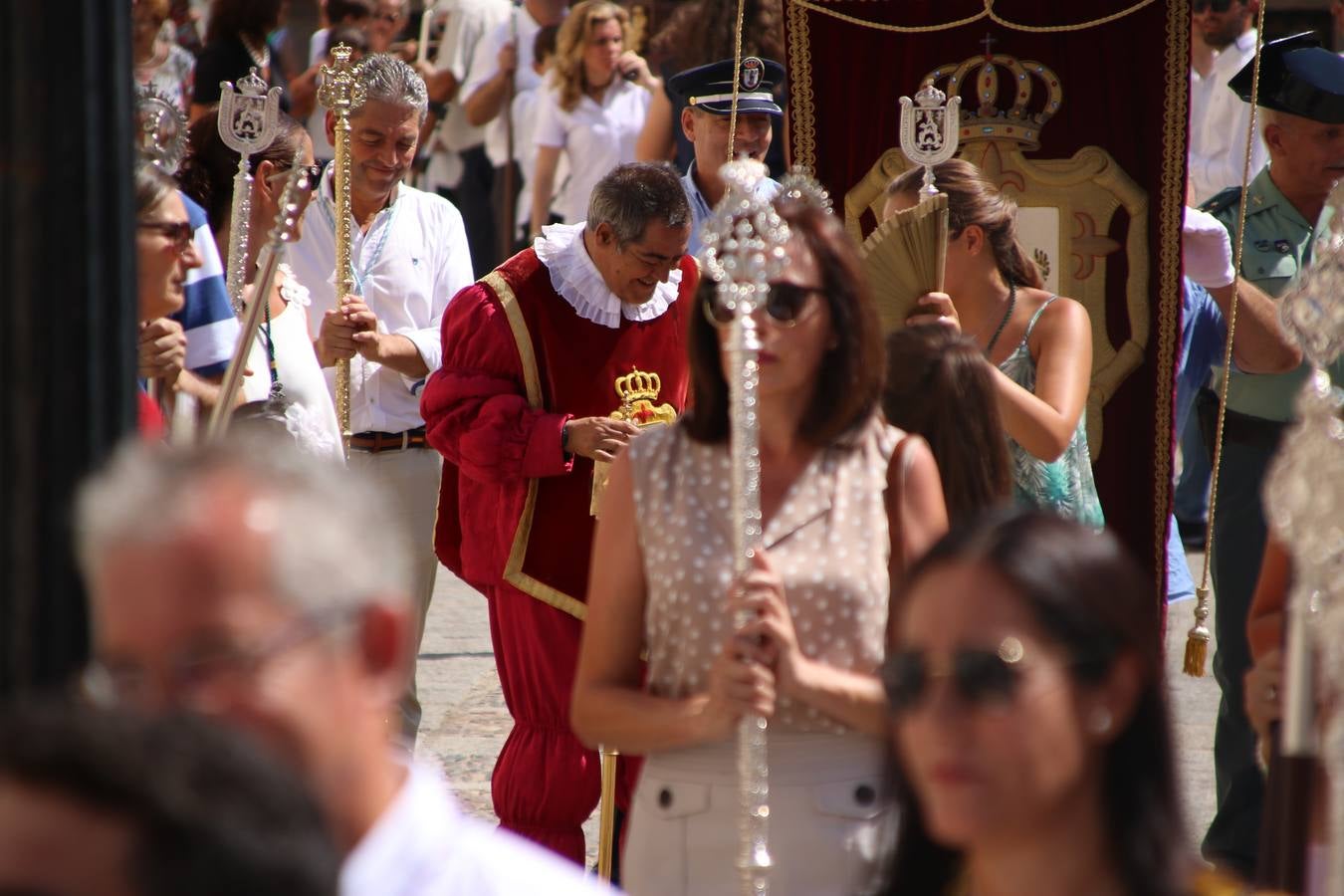 El popular 'Barrio Alto' vuelve, un año más, a lucir engalanado con motivo de la festividad de San Bartolomé, patrón de Jerez de los Caballeros. Ayer, vivía la primera jornada de su tradicional «velá» en la que el «diablo» fue el principal protagonista. Esta mañana, la fiesta continuaba con la procesión y los juegos populares. Autoridades civiles y religiosas, miembros de las diferentes hermandades y cofradías del municipio, la Agrupación Musical 'Nuestro Padre Jesús Nazareno', la Asociación Musical Jerez de los Caballeros y numerosos vecinos han acompañado a las imágenes de San Bartolomé y la Virgen del Reposo entre vítores. Mientras, los más pequeños han disfrutado con los juegos populares y las actividades acuáticas.