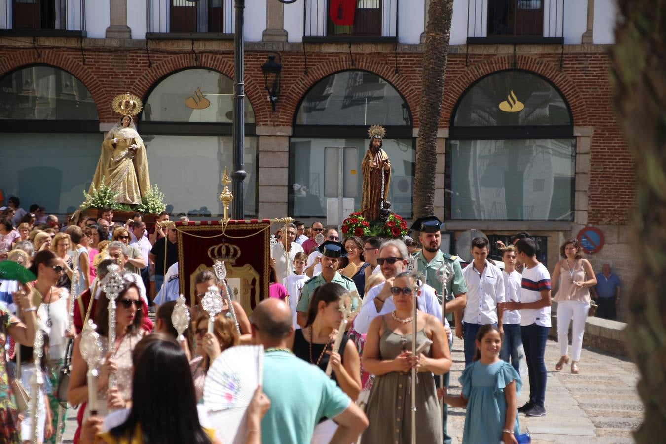 El popular 'Barrio Alto' vuelve, un año más, a lucir engalanado con motivo de la festividad de San Bartolomé, patrón de Jerez de los Caballeros. Ayer, vivía la primera jornada de su tradicional «velá» en la que el «diablo» fue el principal protagonista. Esta mañana, la fiesta continuaba con la procesión y los juegos populares. Autoridades civiles y religiosas, miembros de las diferentes hermandades y cofradías del municipio, la Agrupación Musical 'Nuestro Padre Jesús Nazareno', la Asociación Musical Jerez de los Caballeros y numerosos vecinos han acompañado a las imágenes de San Bartolomé y la Virgen del Reposo entre vítores. Mientras, los más pequeños han disfrutado con los juegos populares y las actividades acuáticas.