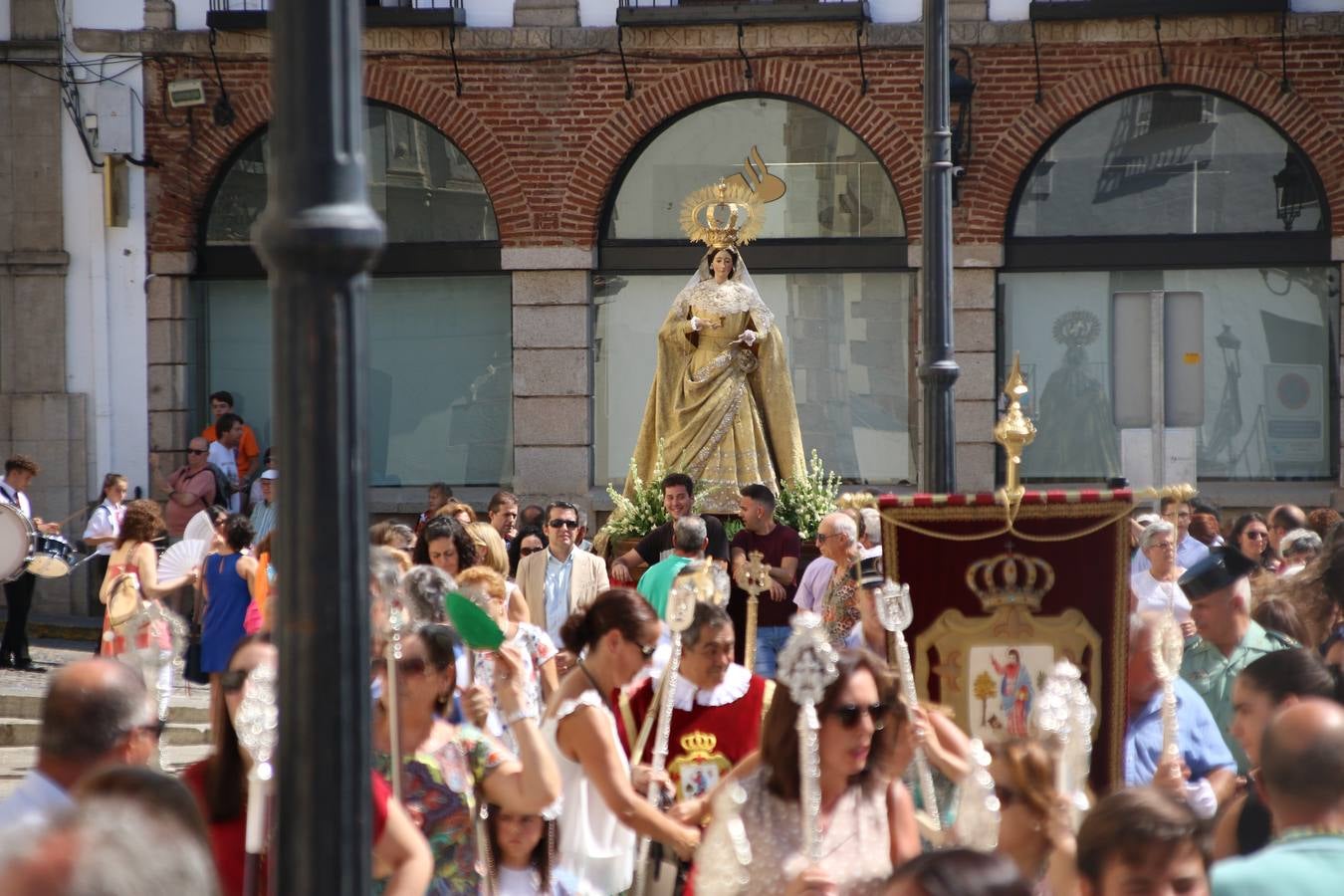 El popular 'Barrio Alto' vuelve, un año más, a lucir engalanado con motivo de la festividad de San Bartolomé, patrón de Jerez de los Caballeros. Ayer, vivía la primera jornada de su tradicional «velá» en la que el «diablo» fue el principal protagonista. Esta mañana, la fiesta continuaba con la procesión y los juegos populares. Autoridades civiles y religiosas, miembros de las diferentes hermandades y cofradías del municipio, la Agrupación Musical 'Nuestro Padre Jesús Nazareno', la Asociación Musical Jerez de los Caballeros y numerosos vecinos han acompañado a las imágenes de San Bartolomé y la Virgen del Reposo entre vítores. Mientras, los más pequeños han disfrutado con los juegos populares y las actividades acuáticas.