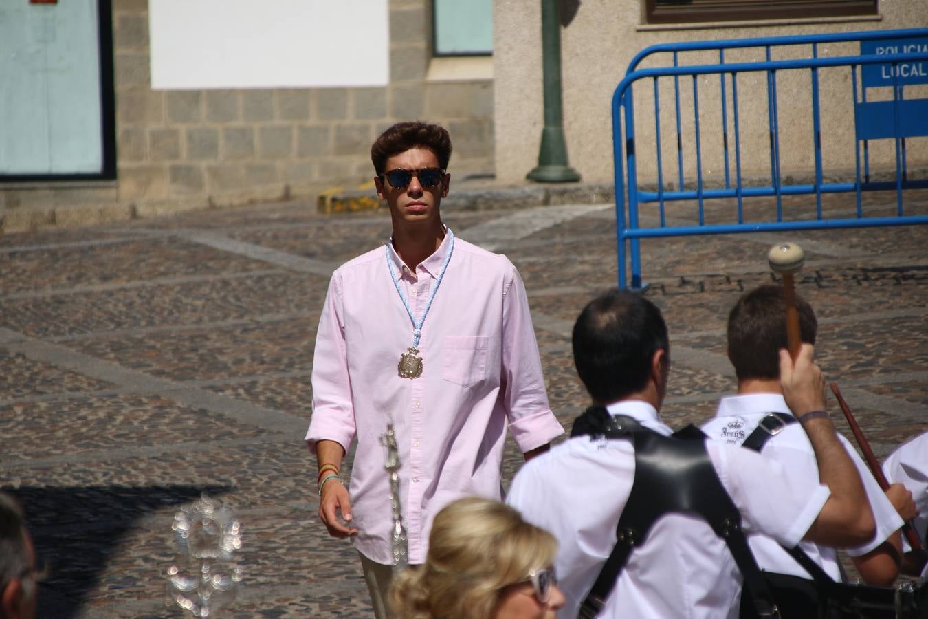 El popular 'Barrio Alto' vuelve, un año más, a lucir engalanado con motivo de la festividad de San Bartolomé, patrón de Jerez de los Caballeros. Ayer, vivía la primera jornada de su tradicional «velá» en la que el «diablo» fue el principal protagonista. Esta mañana, la fiesta continuaba con la procesión y los juegos populares. Autoridades civiles y religiosas, miembros de las diferentes hermandades y cofradías del municipio, la Agrupación Musical 'Nuestro Padre Jesús Nazareno', la Asociación Musical Jerez de los Caballeros y numerosos vecinos han acompañado a las imágenes de San Bartolomé y la Virgen del Reposo entre vítores. Mientras, los más pequeños han disfrutado con los juegos populares y las actividades acuáticas.