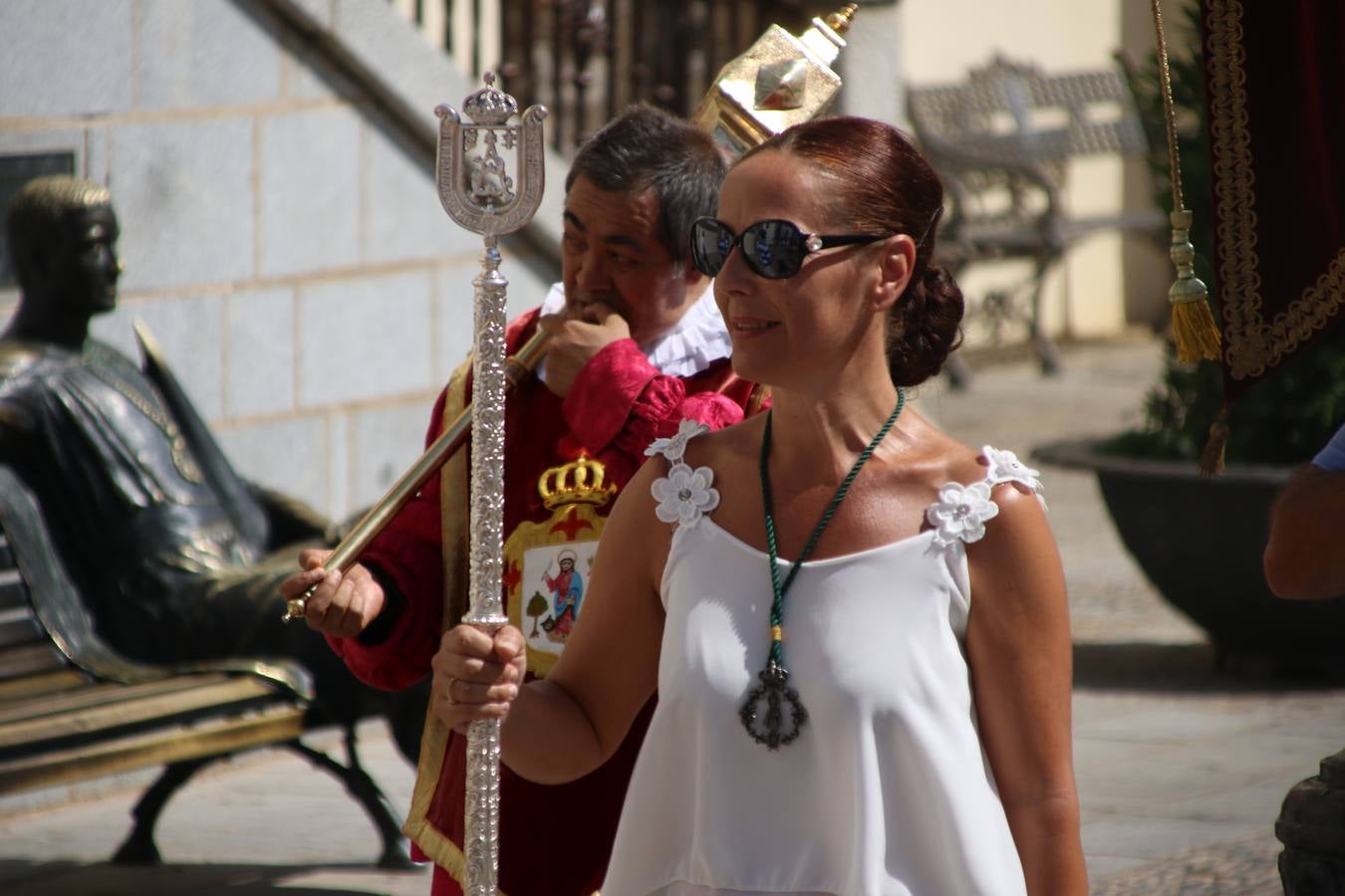 El popular 'Barrio Alto' vuelve, un año más, a lucir engalanado con motivo de la festividad de San Bartolomé, patrón de Jerez de los Caballeros. Ayer, vivía la primera jornada de su tradicional «velá» en la que el «diablo» fue el principal protagonista. Esta mañana, la fiesta continuaba con la procesión y los juegos populares. Autoridades civiles y religiosas, miembros de las diferentes hermandades y cofradías del municipio, la Agrupación Musical 'Nuestro Padre Jesús Nazareno', la Asociación Musical Jerez de los Caballeros y numerosos vecinos han acompañado a las imágenes de San Bartolomé y la Virgen del Reposo entre vítores. Mientras, los más pequeños han disfrutado con los juegos populares y las actividades acuáticas.