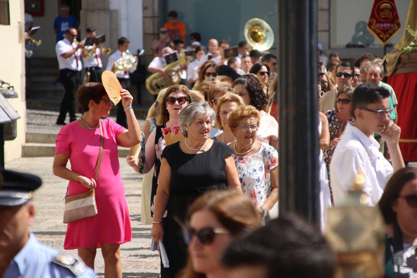 El popular 'Barrio Alto' vuelve, un año más, a lucir engalanado con motivo de la festividad de San Bartolomé, patrón de Jerez de los Caballeros. Ayer, vivía la primera jornada de su tradicional «velá» en la que el «diablo» fue el principal protagonista. Esta mañana, la fiesta continuaba con la procesión y los juegos populares. Autoridades civiles y religiosas, miembros de las diferentes hermandades y cofradías del municipio, la Agrupación Musical 'Nuestro Padre Jesús Nazareno', la Asociación Musical Jerez de los Caballeros y numerosos vecinos han acompañado a las imágenes de San Bartolomé y la Virgen del Reposo entre vítores. Mientras, los más pequeños han disfrutado con los juegos populares y las actividades acuáticas.