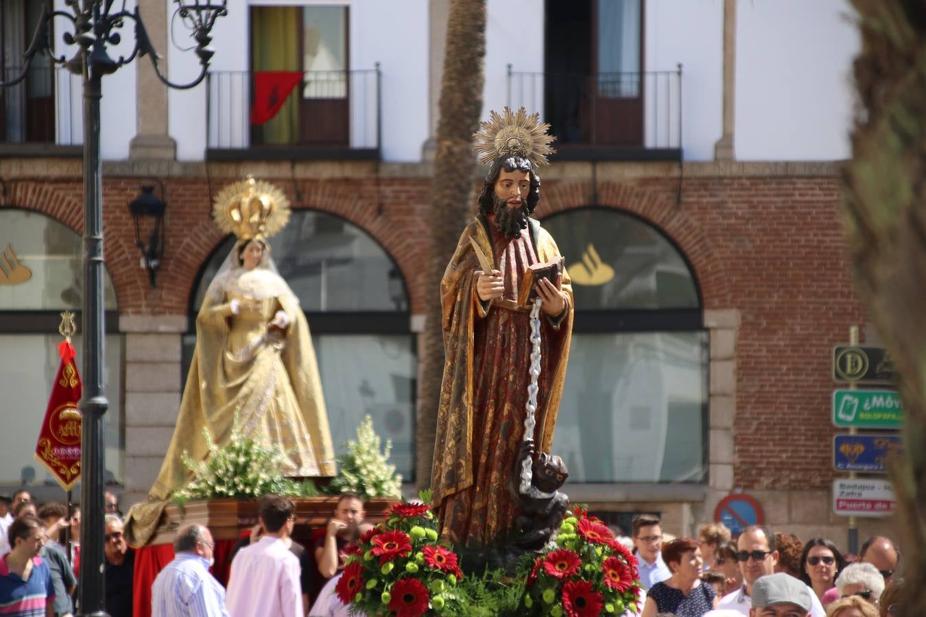 El popular 'Barrio Alto' vuelve, un año más, a lucir engalanado con motivo de la festividad de San Bartolomé, patrón de Jerez de los Caballeros. Ayer, vivía la primera jornada de su tradicional «velá» en la que el «diablo» fue el principal protagonista. Esta mañana, la fiesta continuaba con la procesión y los juegos populares. Autoridades civiles y religiosas, miembros de las diferentes hermandades y cofradías del municipio, la Agrupación Musical 'Nuestro Padre Jesús Nazareno', la Asociación Musical Jerez de los Caballeros y numerosos vecinos han acompañado a las imágenes de San Bartolomé y la Virgen del Reposo entre vítores. Mientras, los más pequeños han disfrutado con los juegos populares y las actividades acuáticas.