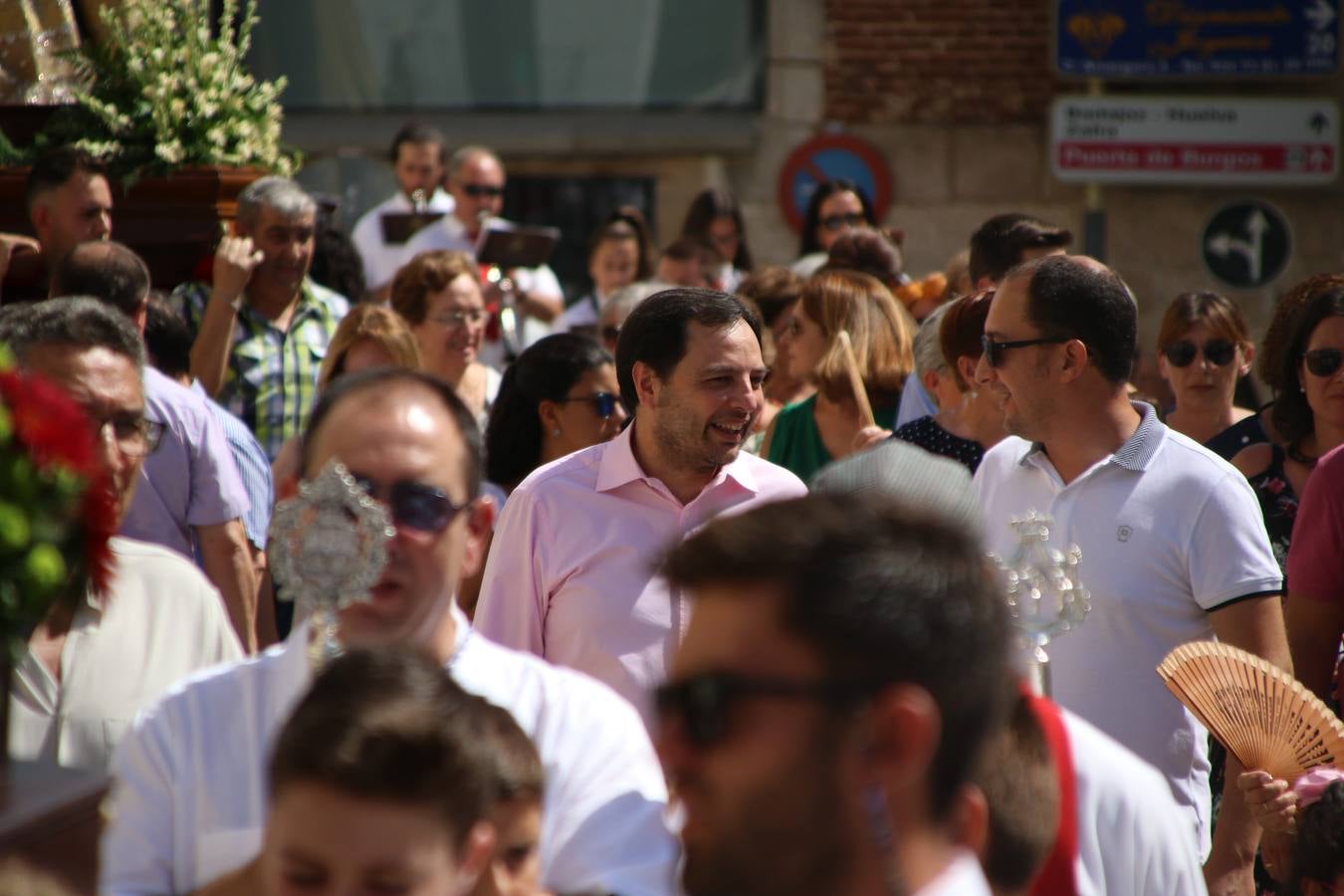 El popular 'Barrio Alto' vuelve, un año más, a lucir engalanado con motivo de la festividad de San Bartolomé, patrón de Jerez de los Caballeros. Ayer, vivía la primera jornada de su tradicional «velá» en la que el «diablo» fue el principal protagonista. Esta mañana, la fiesta continuaba con la procesión y los juegos populares. Autoridades civiles y religiosas, miembros de las diferentes hermandades y cofradías del municipio, la Agrupación Musical 'Nuestro Padre Jesús Nazareno', la Asociación Musical Jerez de los Caballeros y numerosos vecinos han acompañado a las imágenes de San Bartolomé y la Virgen del Reposo entre vítores. Mientras, los más pequeños han disfrutado con los juegos populares y las actividades acuáticas.