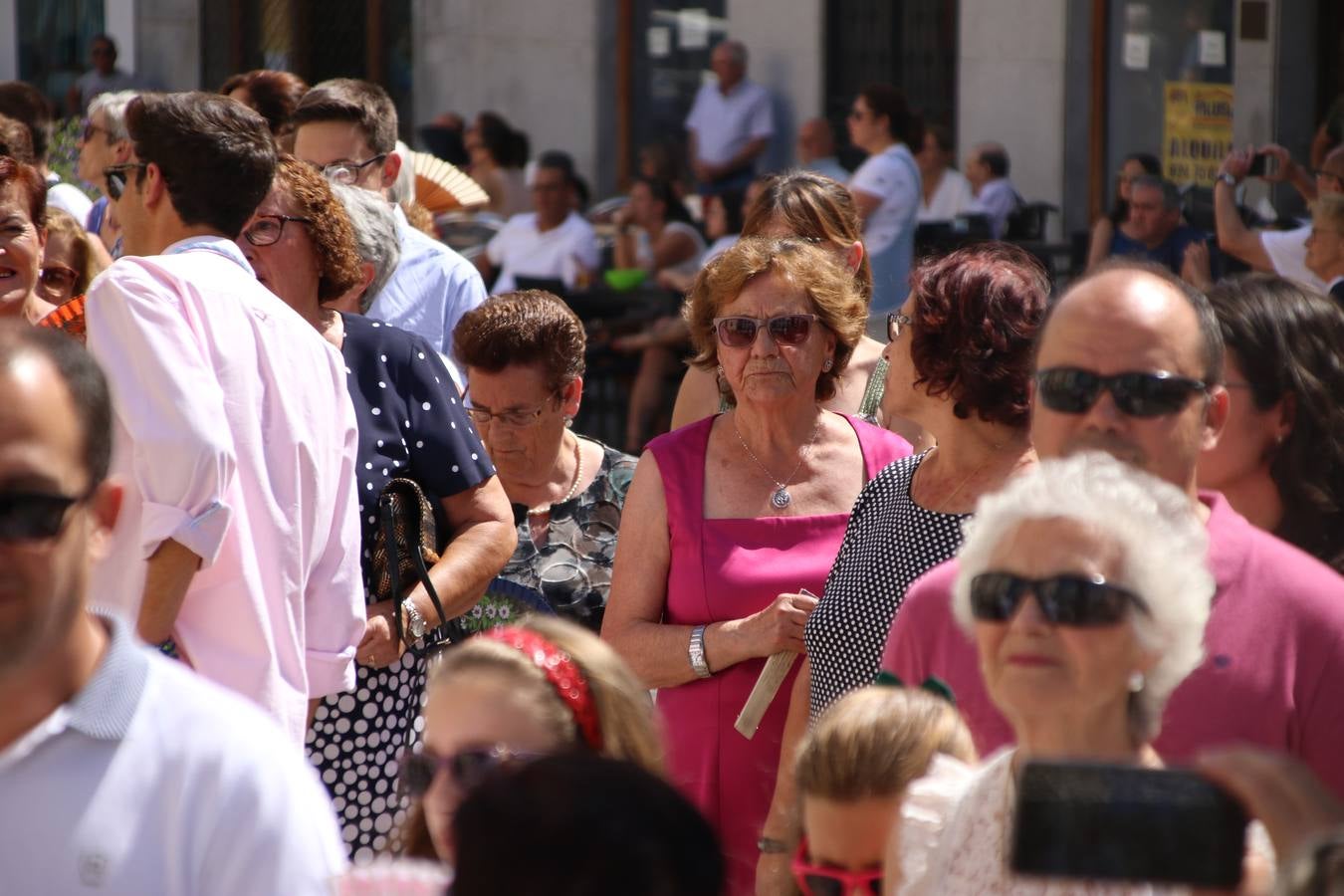 El popular 'Barrio Alto' vuelve, un año más, a lucir engalanado con motivo de la festividad de San Bartolomé, patrón de Jerez de los Caballeros. Ayer, vivía la primera jornada de su tradicional «velá» en la que el «diablo» fue el principal protagonista. Esta mañana, la fiesta continuaba con la procesión y los juegos populares. Autoridades civiles y religiosas, miembros de las diferentes hermandades y cofradías del municipio, la Agrupación Musical 'Nuestro Padre Jesús Nazareno', la Asociación Musical Jerez de los Caballeros y numerosos vecinos han acompañado a las imágenes de San Bartolomé y la Virgen del Reposo entre vítores. Mientras, los más pequeños han disfrutado con los juegos populares y las actividades acuáticas.