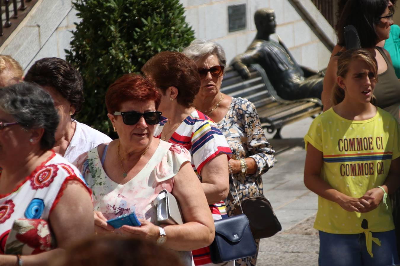 El popular 'Barrio Alto' vuelve, un año más, a lucir engalanado con motivo de la festividad de San Bartolomé, patrón de Jerez de los Caballeros. Ayer, vivía la primera jornada de su tradicional «velá» en la que el «diablo» fue el principal protagonista. Esta mañana, la fiesta continuaba con la procesión y los juegos populares. Autoridades civiles y religiosas, miembros de las diferentes hermandades y cofradías del municipio, la Agrupación Musical 'Nuestro Padre Jesús Nazareno', la Asociación Musical Jerez de los Caballeros y numerosos vecinos han acompañado a las imágenes de San Bartolomé y la Virgen del Reposo entre vítores. Mientras, los más pequeños han disfrutado con los juegos populares y las actividades acuáticas.