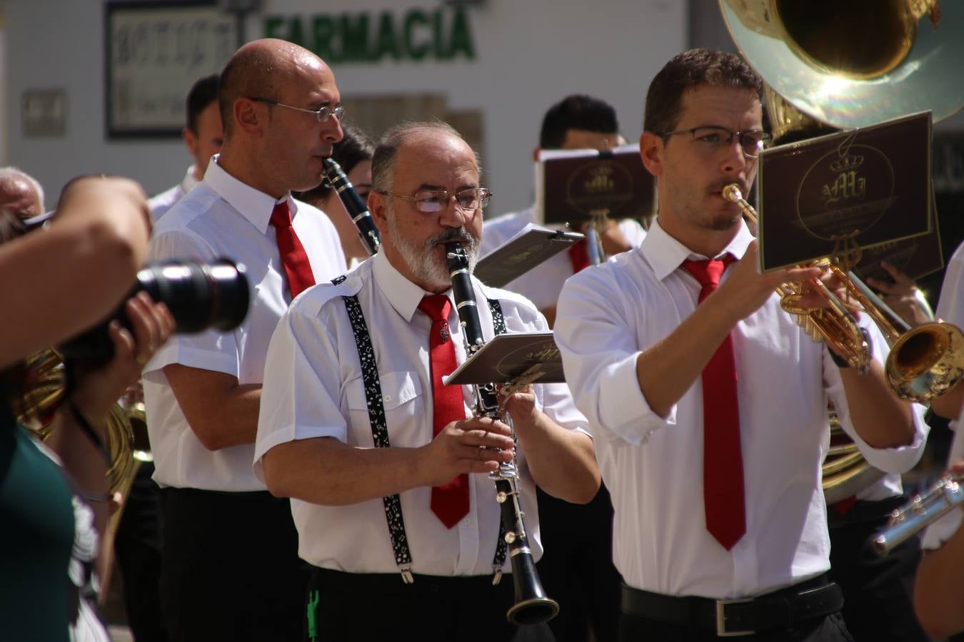 El popular 'Barrio Alto' vuelve, un año más, a lucir engalanado con motivo de la festividad de San Bartolomé, patrón de Jerez de los Caballeros. Ayer, vivía la primera jornada de su tradicional «velá» en la que el «diablo» fue el principal protagonista. Esta mañana, la fiesta continuaba con la procesión y los juegos populares. Autoridades civiles y religiosas, miembros de las diferentes hermandades y cofradías del municipio, la Agrupación Musical 'Nuestro Padre Jesús Nazareno', la Asociación Musical Jerez de los Caballeros y numerosos vecinos han acompañado a las imágenes de San Bartolomé y la Virgen del Reposo entre vítores. Mientras, los más pequeños han disfrutado con los juegos populares y las actividades acuáticas.