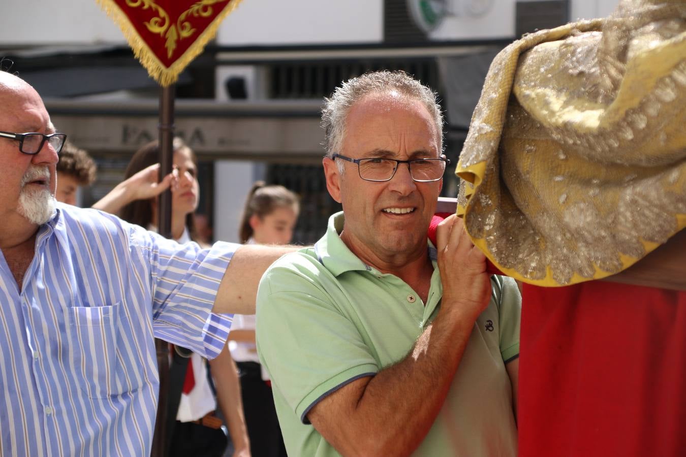 El popular 'Barrio Alto' vuelve, un año más, a lucir engalanado con motivo de la festividad de San Bartolomé, patrón de Jerez de los Caballeros. Ayer, vivía la primera jornada de su tradicional «velá» en la que el «diablo» fue el principal protagonista. Esta mañana, la fiesta continuaba con la procesión y los juegos populares. Autoridades civiles y religiosas, miembros de las diferentes hermandades y cofradías del municipio, la Agrupación Musical 'Nuestro Padre Jesús Nazareno', la Asociación Musical Jerez de los Caballeros y numerosos vecinos han acompañado a las imágenes de San Bartolomé y la Virgen del Reposo entre vítores. Mientras, los más pequeños han disfrutado con los juegos populares y las actividades acuáticas.