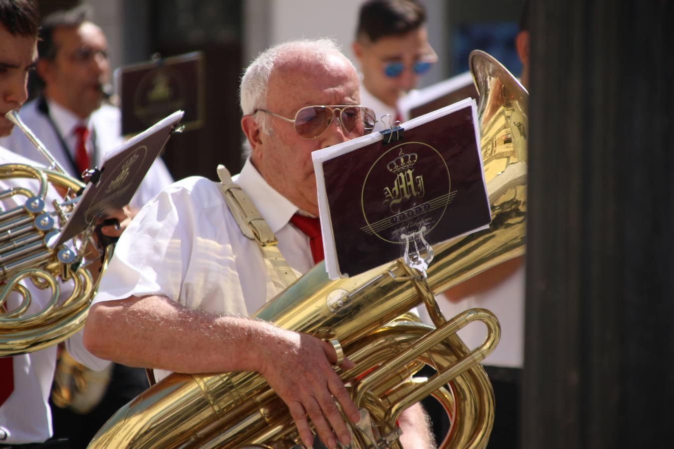 El popular 'Barrio Alto' vuelve, un año más, a lucir engalanado con motivo de la festividad de San Bartolomé, patrón de Jerez de los Caballeros. Ayer, vivía la primera jornada de su tradicional «velá» en la que el «diablo» fue el principal protagonista. Esta mañana, la fiesta continuaba con la procesión y los juegos populares. Autoridades civiles y religiosas, miembros de las diferentes hermandades y cofradías del municipio, la Agrupación Musical 'Nuestro Padre Jesús Nazareno', la Asociación Musical Jerez de los Caballeros y numerosos vecinos han acompañado a las imágenes de San Bartolomé y la Virgen del Reposo entre vítores. Mientras, los más pequeños han disfrutado con los juegos populares y las actividades acuáticas.