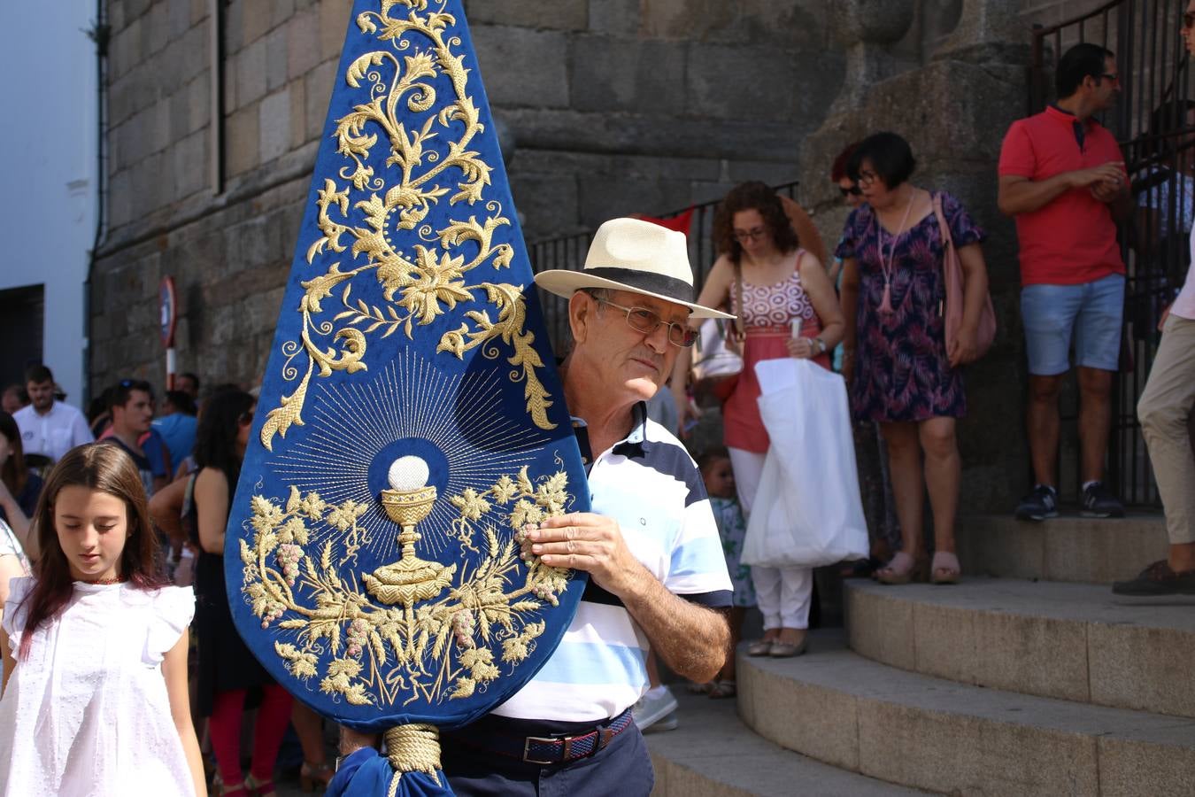 El popular 'Barrio Alto' vuelve, un año más, a lucir engalanado con motivo de la festividad de San Bartolomé, patrón de Jerez de los Caballeros. Ayer, vivía la primera jornada de su tradicional «velá» en la que el «diablo» fue el principal protagonista. Esta mañana, la fiesta continuaba con la procesión y los juegos populares. Autoridades civiles y religiosas, miembros de las diferentes hermandades y cofradías del municipio, la Agrupación Musical 'Nuestro Padre Jesús Nazareno', la Asociación Musical Jerez de los Caballeros y numerosos vecinos han acompañado a las imágenes de San Bartolomé y la Virgen del Reposo entre vítores. Mientras, los más pequeños han disfrutado con los juegos populares y las actividades acuáticas.