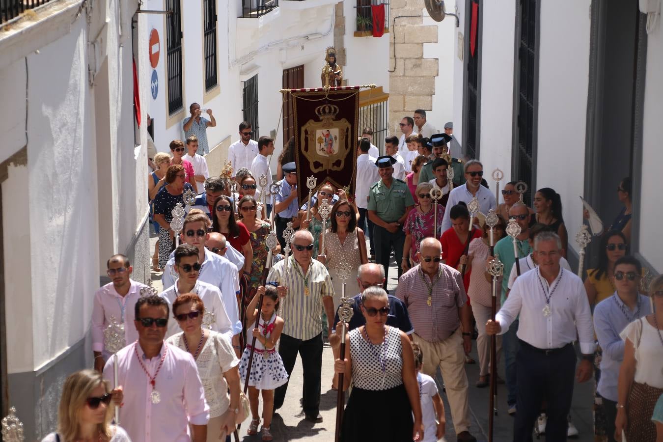 El popular 'Barrio Alto' vuelve, un año más, a lucir engalanado con motivo de la festividad de San Bartolomé, patrón de Jerez de los Caballeros. Ayer, vivía la primera jornada de su tradicional «velá» en la que el «diablo» fue el principal protagonista. Esta mañana, la fiesta continuaba con la procesión y los juegos populares. Autoridades civiles y religiosas, miembros de las diferentes hermandades y cofradías del municipio, la Agrupación Musical 'Nuestro Padre Jesús Nazareno', la Asociación Musical Jerez de los Caballeros y numerosos vecinos han acompañado a las imágenes de San Bartolomé y la Virgen del Reposo entre vítores. Mientras, los más pequeños han disfrutado con los juegos populares y las actividades acuáticas.