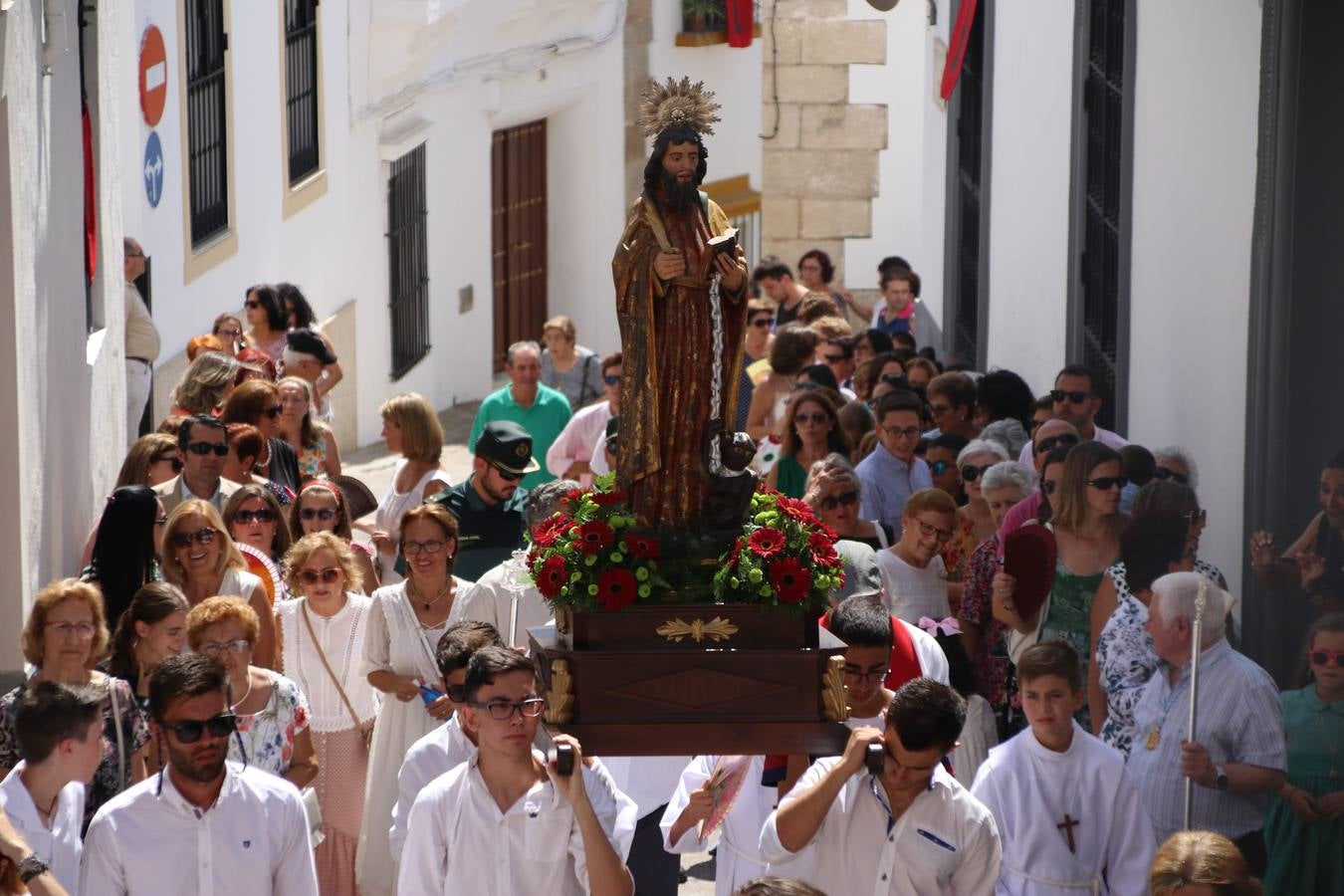 El popular 'Barrio Alto' vuelve, un año más, a lucir engalanado con motivo de la festividad de San Bartolomé, patrón de Jerez de los Caballeros. Ayer, vivía la primera jornada de su tradicional «velá» en la que el «diablo» fue el principal protagonista. Esta mañana, la fiesta continuaba con la procesión y los juegos populares. Autoridades civiles y religiosas, miembros de las diferentes hermandades y cofradías del municipio, la Agrupación Musical 'Nuestro Padre Jesús Nazareno', la Asociación Musical Jerez de los Caballeros y numerosos vecinos han acompañado a las imágenes de San Bartolomé y la Virgen del Reposo entre vítores. Mientras, los más pequeños han disfrutado con los juegos populares y las actividades acuáticas.