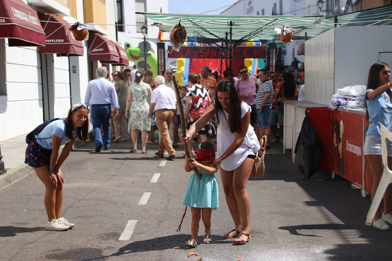 El popular 'Barrio Alto' vuelve, un año más, a lucir engalanado con motivo de la festividad de San Bartolomé, patrón de Jerez de los Caballeros. Ayer, vivía la primera jornada de su tradicional «velá» en la que el «diablo» fue el principal protagonista. Esta mañana, la fiesta continuaba con la procesión y los juegos populares. Autoridades civiles y religiosas, miembros de las diferentes hermandades y cofradías del municipio, la Agrupación Musical 'Nuestro Padre Jesús Nazareno', la Asociación Musical Jerez de los Caballeros y numerosos vecinos han acompañado a las imágenes de San Bartolomé y la Virgen del Reposo entre vítores. Mientras, los más pequeños han disfrutado con los juegos populares y las actividades acuáticas.