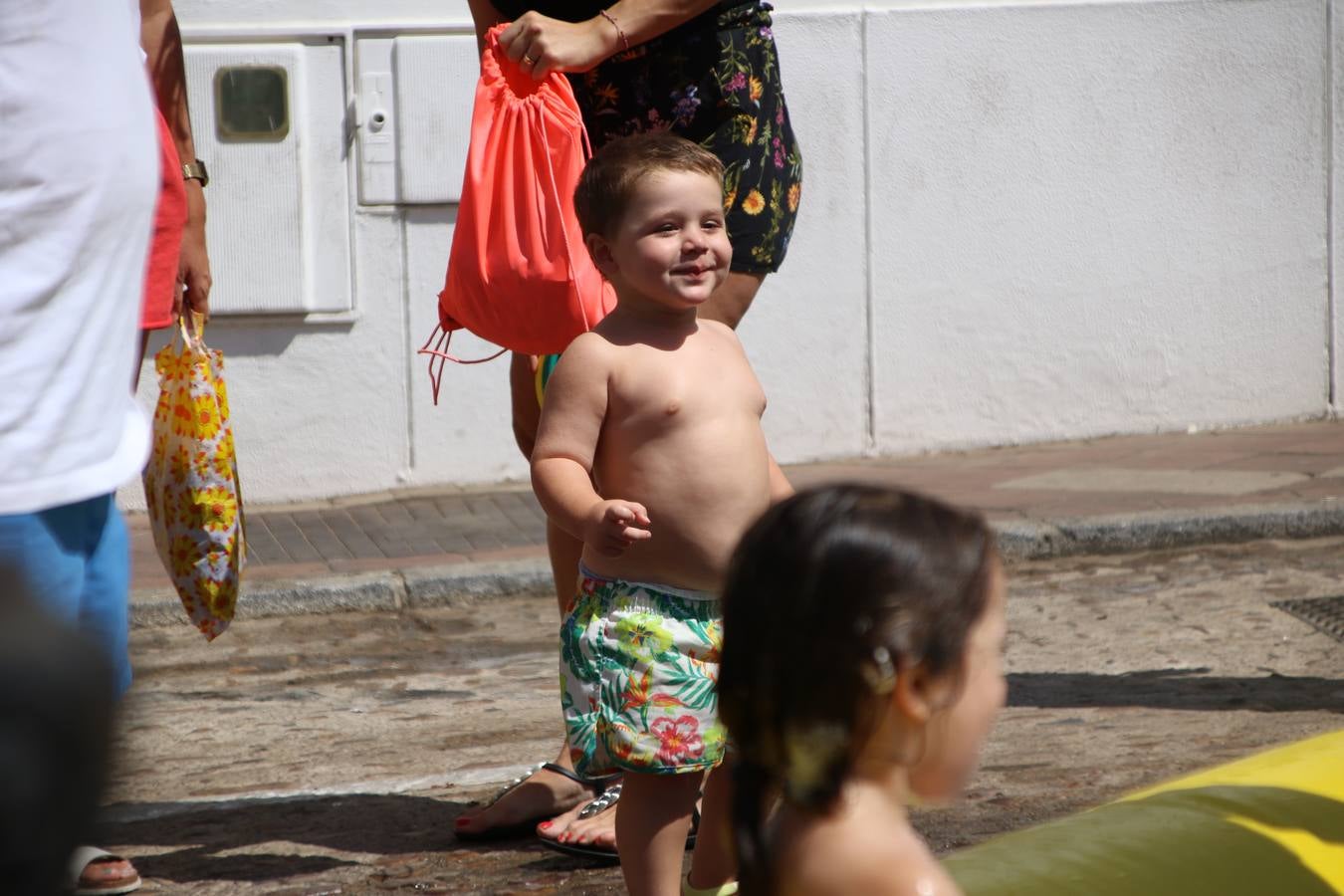 El popular 'Barrio Alto' vuelve, un año más, a lucir engalanado con motivo de la festividad de San Bartolomé, patrón de Jerez de los Caballeros. Ayer, vivía la primera jornada de su tradicional «velá» en la que el «diablo» fue el principal protagonista. Esta mañana, la fiesta continuaba con la procesión y los juegos populares. Autoridades civiles y religiosas, miembros de las diferentes hermandades y cofradías del municipio, la Agrupación Musical 'Nuestro Padre Jesús Nazareno', la Asociación Musical Jerez de los Caballeros y numerosos vecinos han acompañado a las imágenes de San Bartolomé y la Virgen del Reposo entre vítores. Mientras, los más pequeños han disfrutado con los juegos populares y las actividades acuáticas.