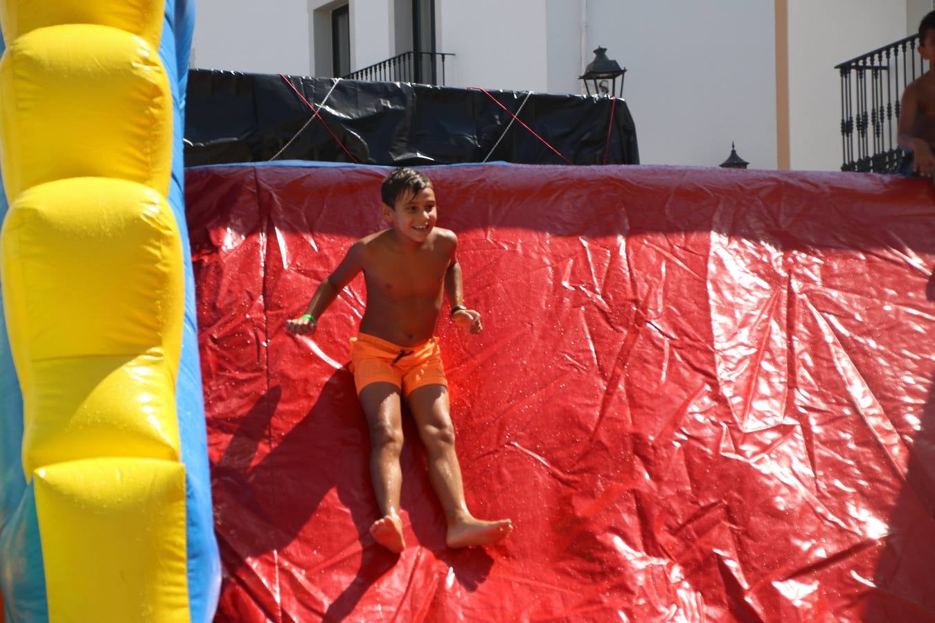 El popular 'Barrio Alto' vuelve, un año más, a lucir engalanado con motivo de la festividad de San Bartolomé, patrón de Jerez de los Caballeros. Ayer, vivía la primera jornada de su tradicional «velá» en la que el «diablo» fue el principal protagonista. Esta mañana, la fiesta continuaba con la procesión y los juegos populares. Autoridades civiles y religiosas, miembros de las diferentes hermandades y cofradías del municipio, la Agrupación Musical 'Nuestro Padre Jesús Nazareno', la Asociación Musical Jerez de los Caballeros y numerosos vecinos han acompañado a las imágenes de San Bartolomé y la Virgen del Reposo entre vítores. Mientras, los más pequeños han disfrutado con los juegos populares y las actividades acuáticas.