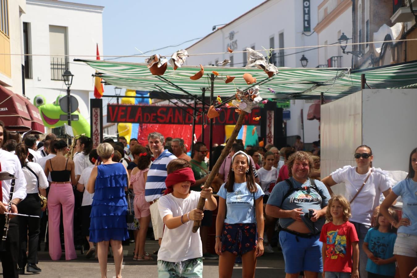 El popular 'Barrio Alto' vuelve, un año más, a lucir engalanado con motivo de la festividad de San Bartolomé, patrón de Jerez de los Caballeros. Ayer, vivía la primera jornada de su tradicional «velá» en la que el «diablo» fue el principal protagonista. Esta mañana, la fiesta continuaba con la procesión y los juegos populares. Autoridades civiles y religiosas, miembros de las diferentes hermandades y cofradías del municipio, la Agrupación Musical 'Nuestro Padre Jesús Nazareno', la Asociación Musical Jerez de los Caballeros y numerosos vecinos han acompañado a las imágenes de San Bartolomé y la Virgen del Reposo entre vítores. Mientras, los más pequeños han disfrutado con los juegos populares y las actividades acuáticas.