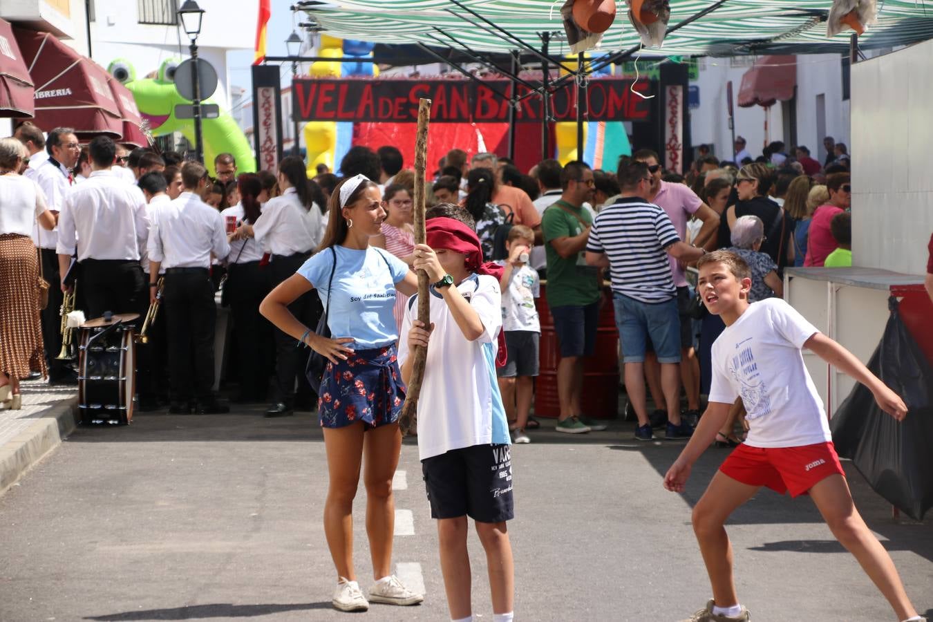 El popular 'Barrio Alto' vuelve, un año más, a lucir engalanado con motivo de la festividad de San Bartolomé, patrón de Jerez de los Caballeros. Ayer, vivía la primera jornada de su tradicional «velá» en la que el «diablo» fue el principal protagonista. Esta mañana, la fiesta continuaba con la procesión y los juegos populares. Autoridades civiles y religiosas, miembros de las diferentes hermandades y cofradías del municipio, la Agrupación Musical 'Nuestro Padre Jesús Nazareno', la Asociación Musical Jerez de los Caballeros y numerosos vecinos han acompañado a las imágenes de San Bartolomé y la Virgen del Reposo entre vítores. Mientras, los más pequeños han disfrutado con los juegos populares y las actividades acuáticas.