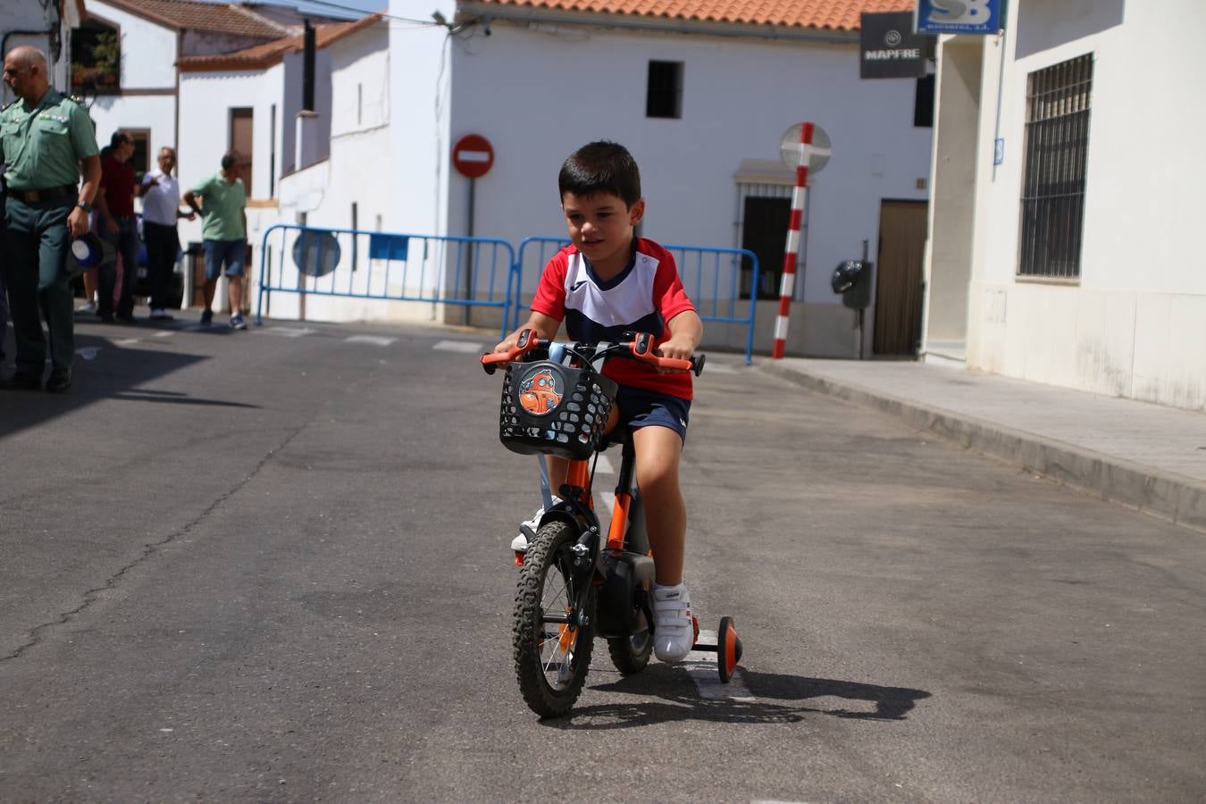El popular 'Barrio Alto' vuelve, un año más, a lucir engalanado con motivo de la festividad de San Bartolomé, patrón de Jerez de los Caballeros. Ayer, vivía la primera jornada de su tradicional «velá» en la que el «diablo» fue el principal protagonista. Esta mañana, la fiesta continuaba con la procesión y los juegos populares. Autoridades civiles y religiosas, miembros de las diferentes hermandades y cofradías del municipio, la Agrupación Musical 'Nuestro Padre Jesús Nazareno', la Asociación Musical Jerez de los Caballeros y numerosos vecinos han acompañado a las imágenes de San Bartolomé y la Virgen del Reposo entre vítores. Mientras, los más pequeños han disfrutado con los juegos populares y las actividades acuáticas.