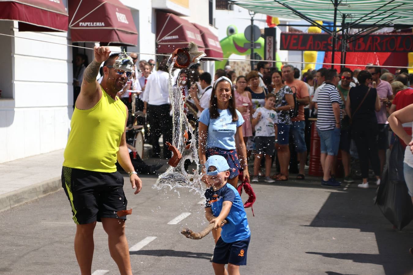 El popular 'Barrio Alto' vuelve, un año más, a lucir engalanado con motivo de la festividad de San Bartolomé, patrón de Jerez de los Caballeros. Ayer, vivía la primera jornada de su tradicional «velá» en la que el «diablo» fue el principal protagonista. Esta mañana, la fiesta continuaba con la procesión y los juegos populares. Autoridades civiles y religiosas, miembros de las diferentes hermandades y cofradías del municipio, la Agrupación Musical 'Nuestro Padre Jesús Nazareno', la Asociación Musical Jerez de los Caballeros y numerosos vecinos han acompañado a las imágenes de San Bartolomé y la Virgen del Reposo entre vítores. Mientras, los más pequeños han disfrutado con los juegos populares y las actividades acuáticas.