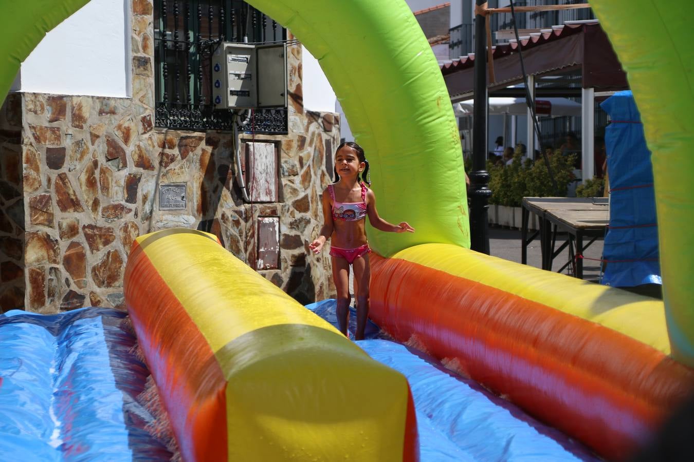 El popular 'Barrio Alto' vuelve, un año más, a lucir engalanado con motivo de la festividad de San Bartolomé, patrón de Jerez de los Caballeros. Ayer, vivía la primera jornada de su tradicional «velá» en la que el «diablo» fue el principal protagonista. Esta mañana, la fiesta continuaba con la procesión y los juegos populares. Autoridades civiles y religiosas, miembros de las diferentes hermandades y cofradías del municipio, la Agrupación Musical 'Nuestro Padre Jesús Nazareno', la Asociación Musical Jerez de los Caballeros y numerosos vecinos han acompañado a las imágenes de San Bartolomé y la Virgen del Reposo entre vítores. Mientras, los más pequeños han disfrutado con los juegos populares y las actividades acuáticas.