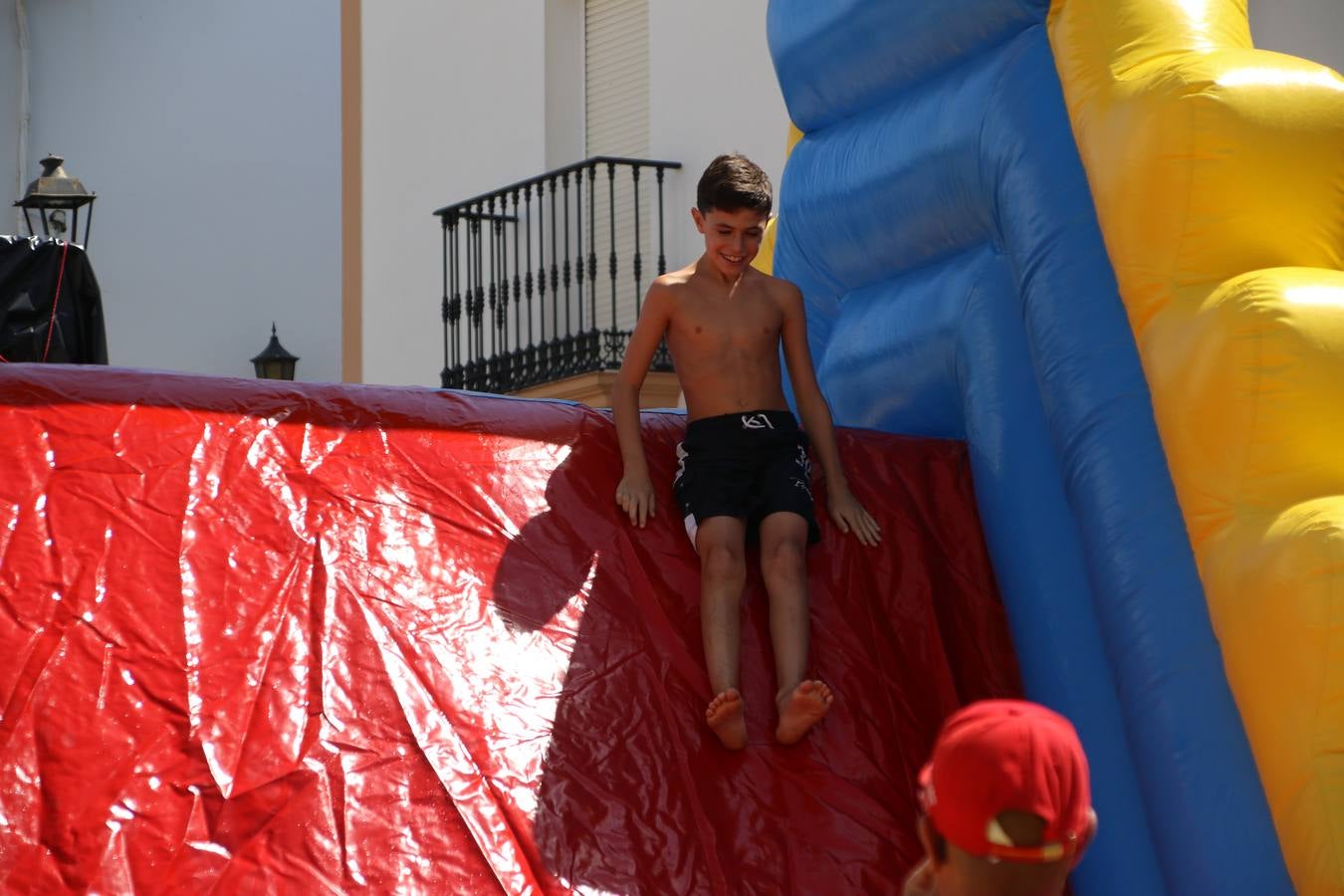 El popular 'Barrio Alto' vuelve, un año más, a lucir engalanado con motivo de la festividad de San Bartolomé, patrón de Jerez de los Caballeros. Ayer, vivía la primera jornada de su tradicional «velá» en la que el «diablo» fue el principal protagonista. Esta mañana, la fiesta continuaba con la procesión y los juegos populares. Autoridades civiles y religiosas, miembros de las diferentes hermandades y cofradías del municipio, la Agrupación Musical 'Nuestro Padre Jesús Nazareno', la Asociación Musical Jerez de los Caballeros y numerosos vecinos han acompañado a las imágenes de San Bartolomé y la Virgen del Reposo entre vítores. Mientras, los más pequeños han disfrutado con los juegos populares y las actividades acuáticas.