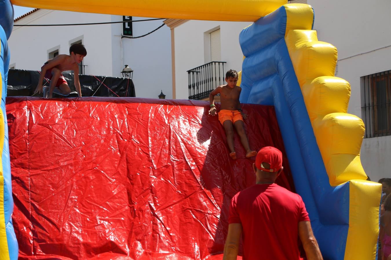 El popular 'Barrio Alto' vuelve, un año más, a lucir engalanado con motivo de la festividad de San Bartolomé, patrón de Jerez de los Caballeros. Ayer, vivía la primera jornada de su tradicional «velá» en la que el «diablo» fue el principal protagonista. Esta mañana, la fiesta continuaba con la procesión y los juegos populares. Autoridades civiles y religiosas, miembros de las diferentes hermandades y cofradías del municipio, la Agrupación Musical 'Nuestro Padre Jesús Nazareno', la Asociación Musical Jerez de los Caballeros y numerosos vecinos han acompañado a las imágenes de San Bartolomé y la Virgen del Reposo entre vítores. Mientras, los más pequeños han disfrutado con los juegos populares y las actividades acuáticas.