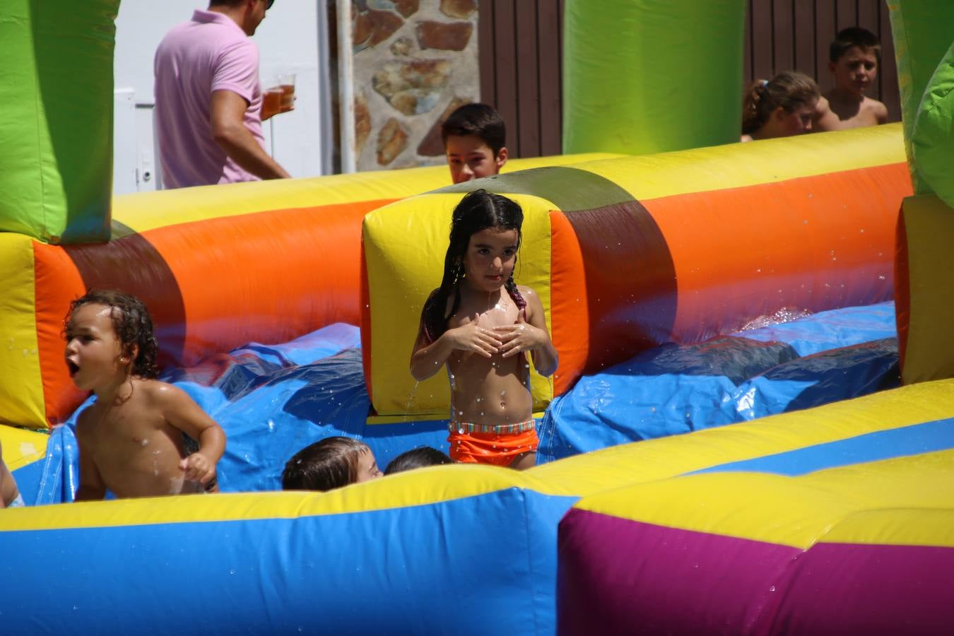 El popular 'Barrio Alto' vuelve, un año más, a lucir engalanado con motivo de la festividad de San Bartolomé, patrón de Jerez de los Caballeros. Ayer, vivía la primera jornada de su tradicional «velá» en la que el «diablo» fue el principal protagonista. Esta mañana, la fiesta continuaba con la procesión y los juegos populares. Autoridades civiles y religiosas, miembros de las diferentes hermandades y cofradías del municipio, la Agrupación Musical 'Nuestro Padre Jesús Nazareno', la Asociación Musical Jerez de los Caballeros y numerosos vecinos han acompañado a las imágenes de San Bartolomé y la Virgen del Reposo entre vítores. Mientras, los más pequeños han disfrutado con los juegos populares y las actividades acuáticas.