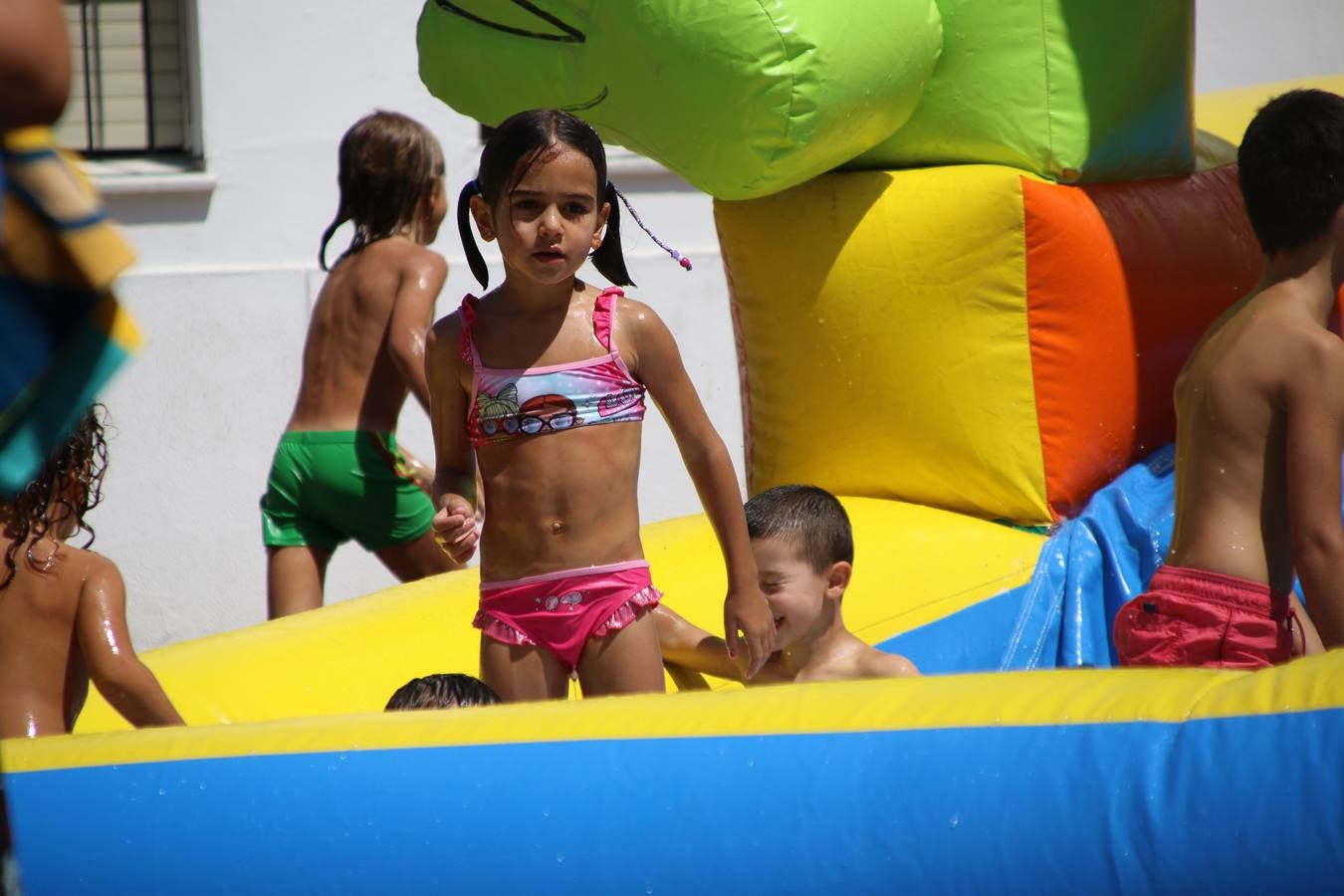 El popular 'Barrio Alto' vuelve, un año más, a lucir engalanado con motivo de la festividad de San Bartolomé, patrón de Jerez de los Caballeros. Ayer, vivía la primera jornada de su tradicional «velá» en la que el «diablo» fue el principal protagonista. Esta mañana, la fiesta continuaba con la procesión y los juegos populares. Autoridades civiles y religiosas, miembros de las diferentes hermandades y cofradías del municipio, la Agrupación Musical 'Nuestro Padre Jesús Nazareno', la Asociación Musical Jerez de los Caballeros y numerosos vecinos han acompañado a las imágenes de San Bartolomé y la Virgen del Reposo entre vítores. Mientras, los más pequeños han disfrutado con los juegos populares y las actividades acuáticas.
