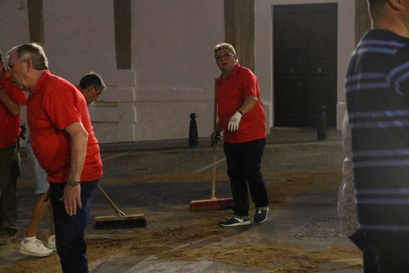El Llano de Santa María volvió, ayer, a convertirse en el mejor escenario para la tradicional 'quema del rabo del diablo'. Una singular celebración que, en vísperas de la festividad de San Bartolomé, patrón de Jerez, tiene como protagonista al fuego como elemento purificador y está presidida por dos «monigotes» que representan al diablo y la diabla. Sobre el Llano de Santa María los 'Amigos de la quema del rabo del diablo' dispusieron hileras de pasto, formando cuadros, y terminados en un «rabo», a los que se les prendió fuego. Cuando las llamas comenzaron a extinguirse, pequeños y mayores saltaron por encima de ellas.